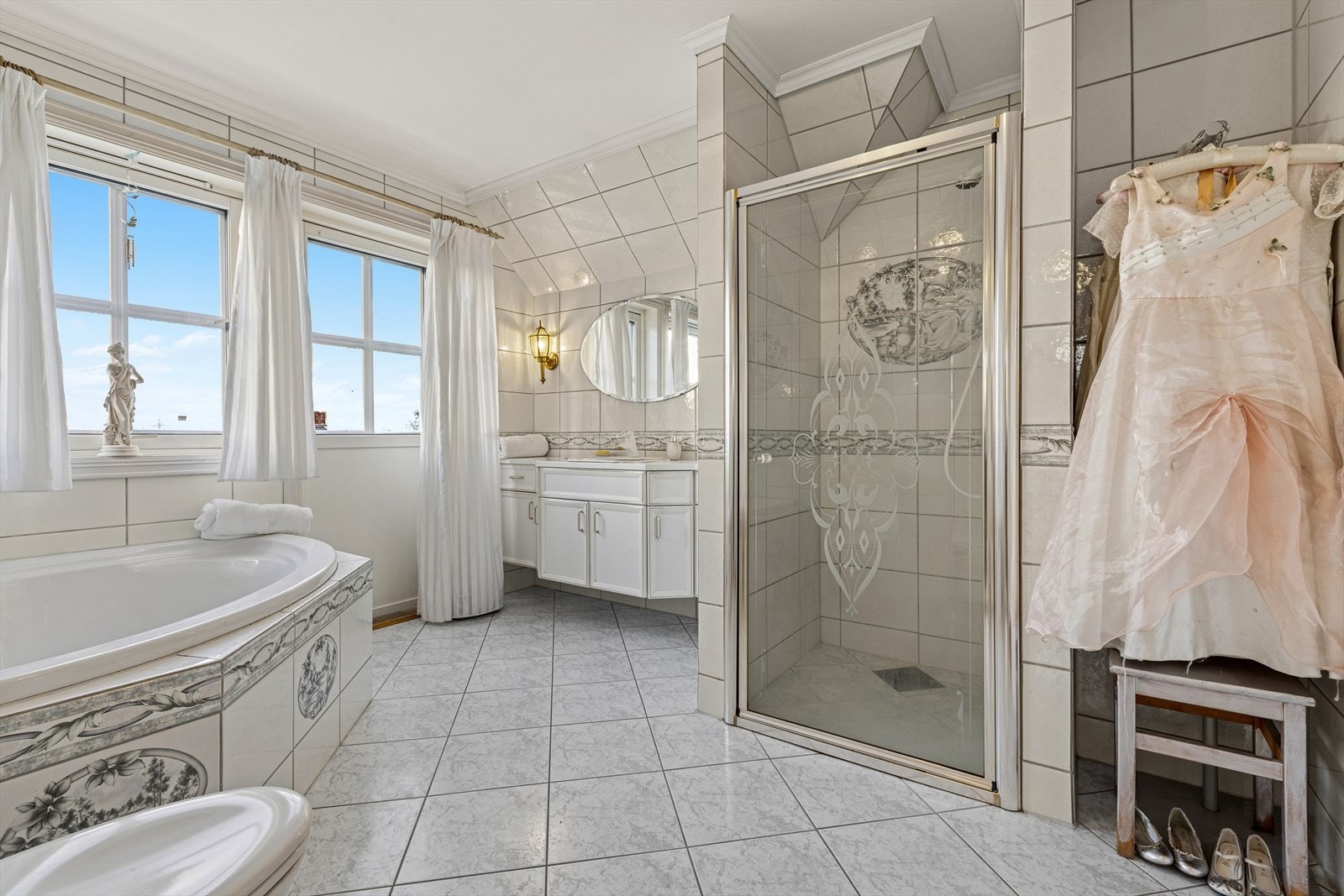 Badet har fliser på både gulv og vegger, og malte plater i taket. Galleribilde