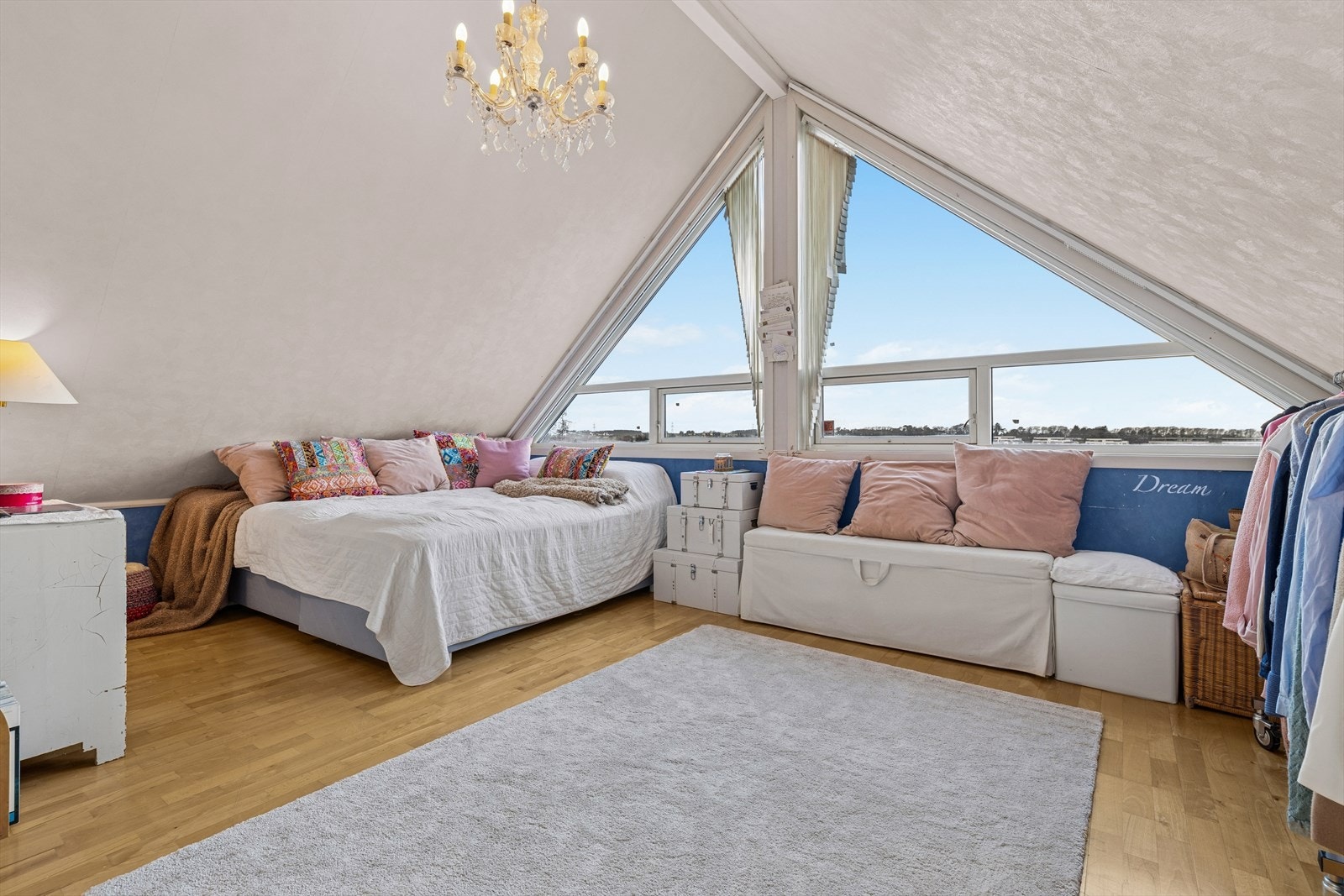 Soverommene er av god størrelse og har plass til seng og annet ønsket innventar. Galleribilde