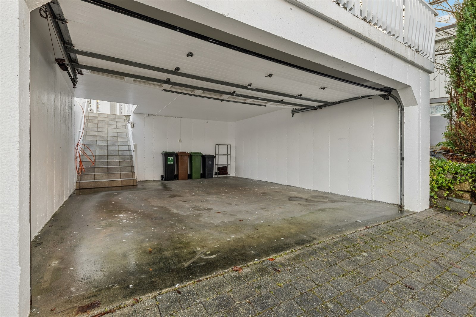 Det er parkering i garasje eller på gårdsplassen foran. Galleribilde