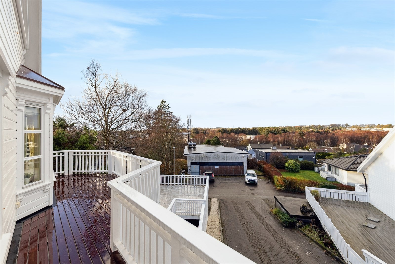 Med en balkong på ca. 57 kvm er du sikret sol hele dagen og fantastisk utsikt over et fredelig boligområde og grønne omgivelser. Galleribilde