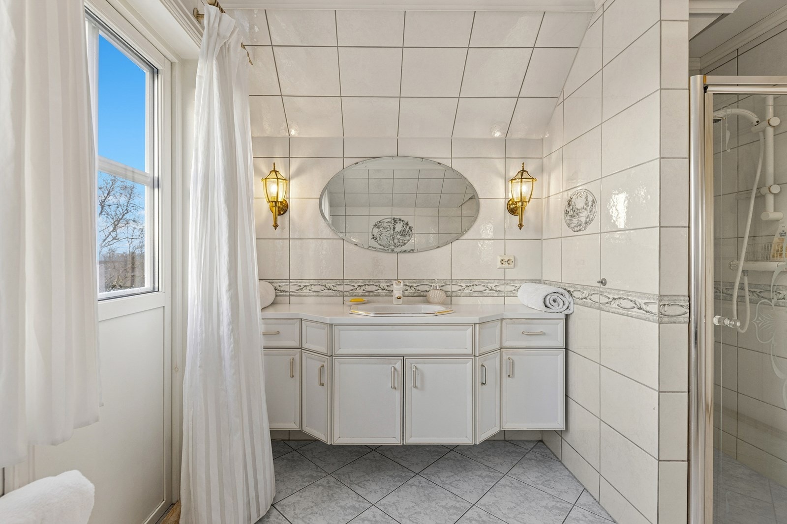 Innredningen består av en nedfelt servant på innredning, boblekar, dusjnisje og et gulvstående toalett. Galleribilde