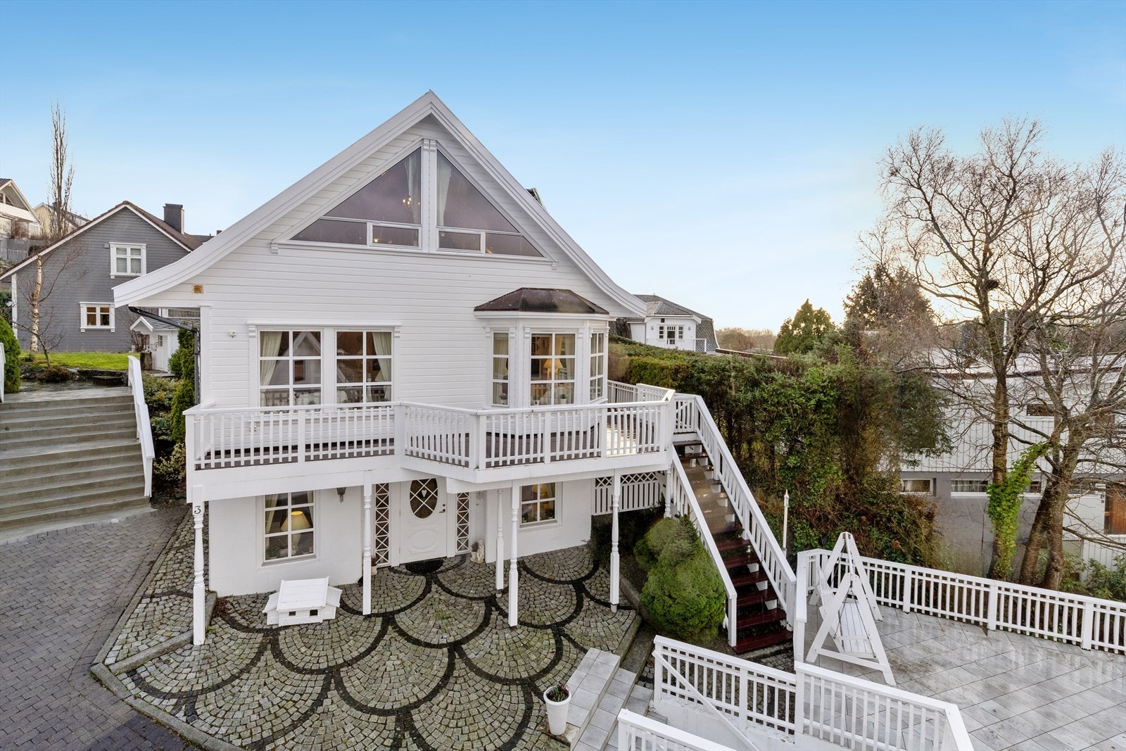 En innholdsrik og sjarmerende enebolig med attraktiv beliggenhet i et veletablert boligområde på Madla. Galleribilde