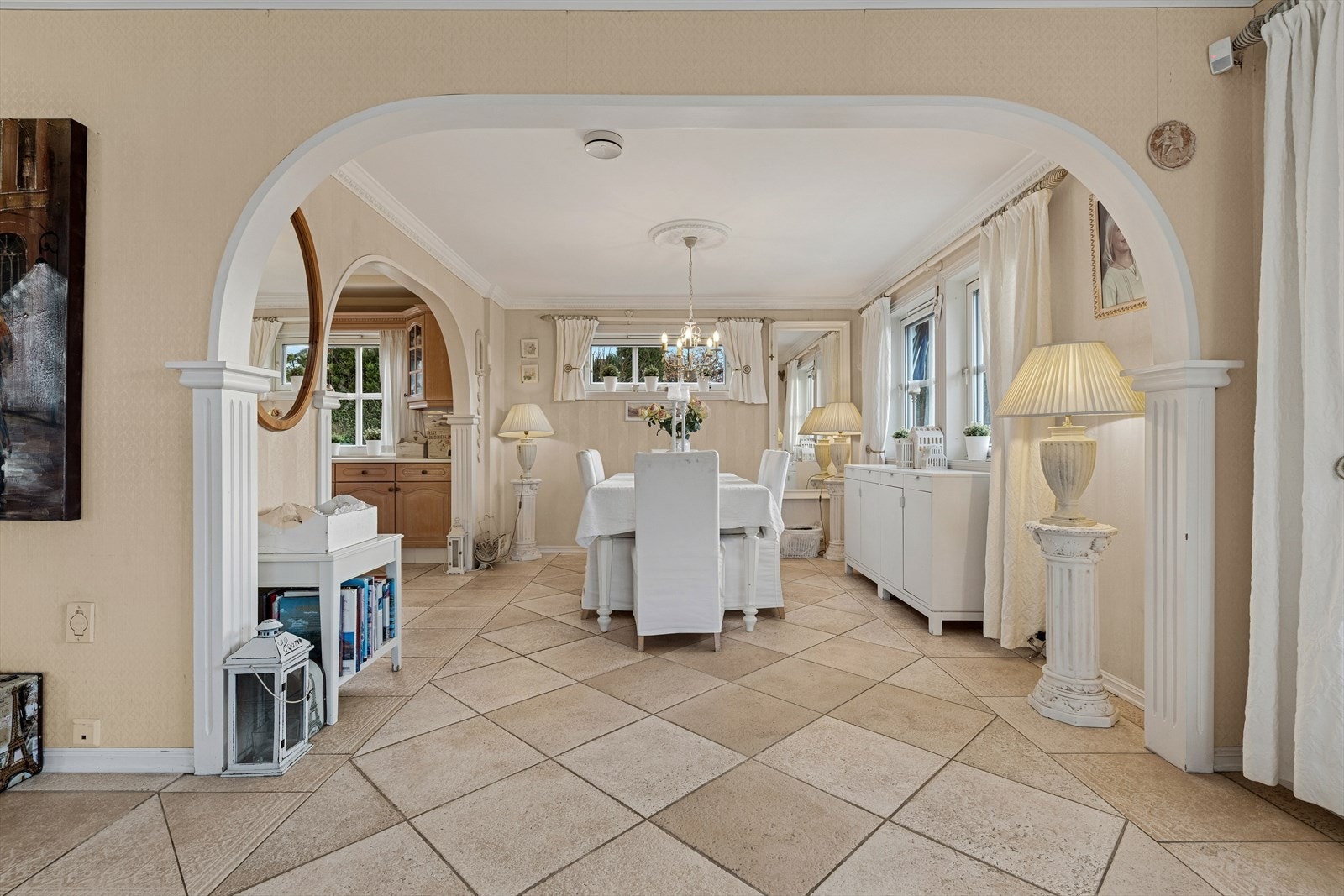 Spisestue med plass til langbord. Galleribilde