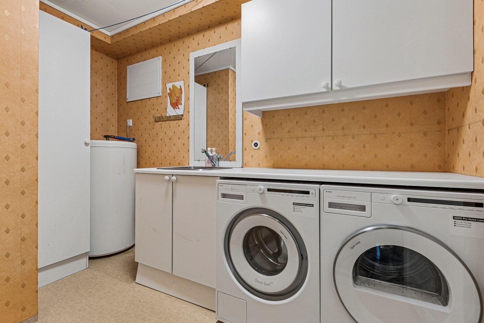 Vaskerommet er er innredet med en nedfelt oppvaskkum og har opplegg for vaskemaskin. Galleribilde