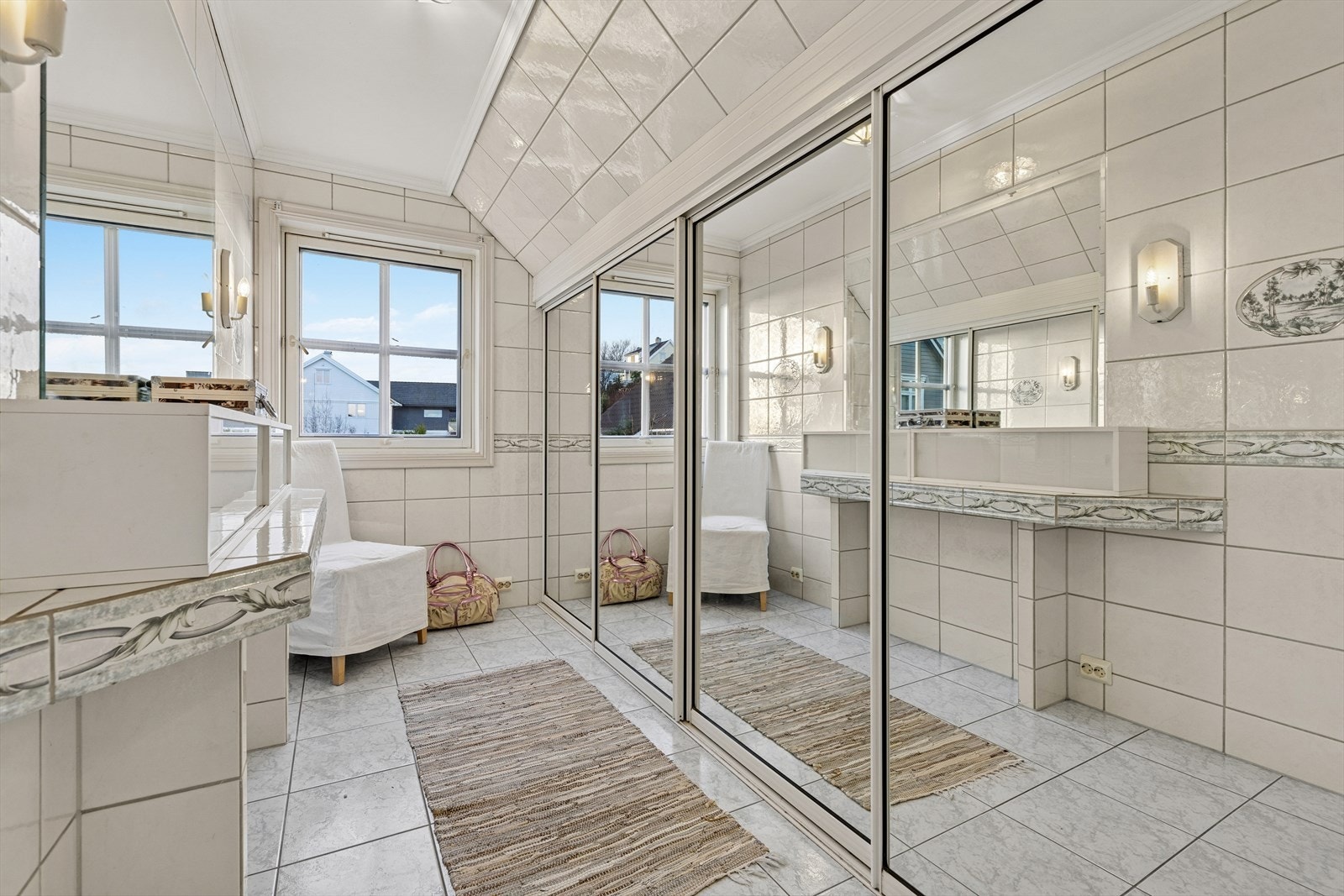 En stor walk-in og skyvedørsgarderobe sørger for nok oppbevaringsplass. Galleribilde