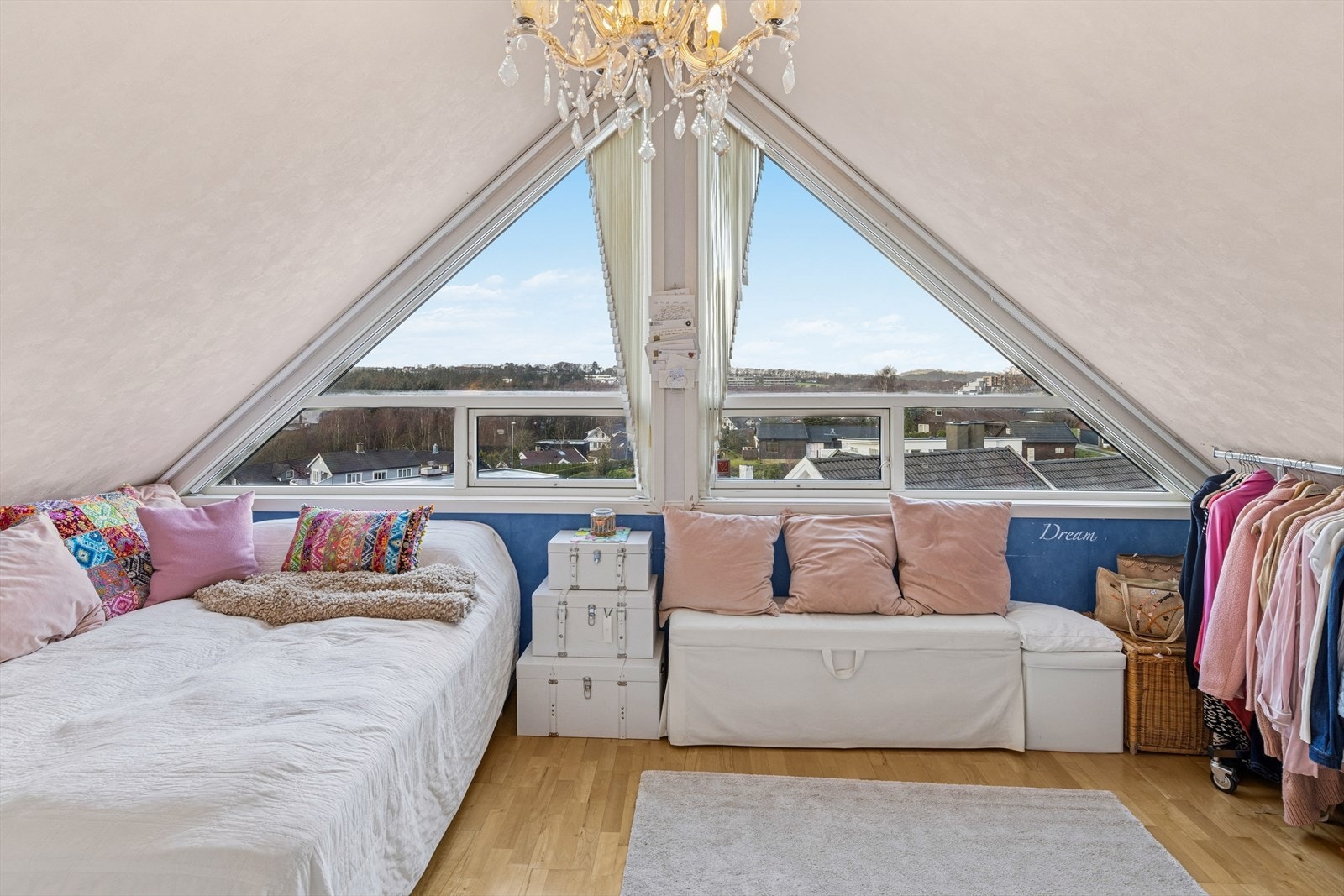 Det er 2 soverom i 2. etasje. Galleribilde