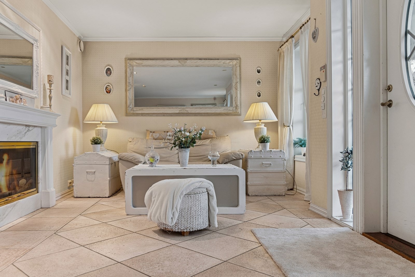 Hyggelig inngangsparti med peis og plass til sofa! Galleribilde