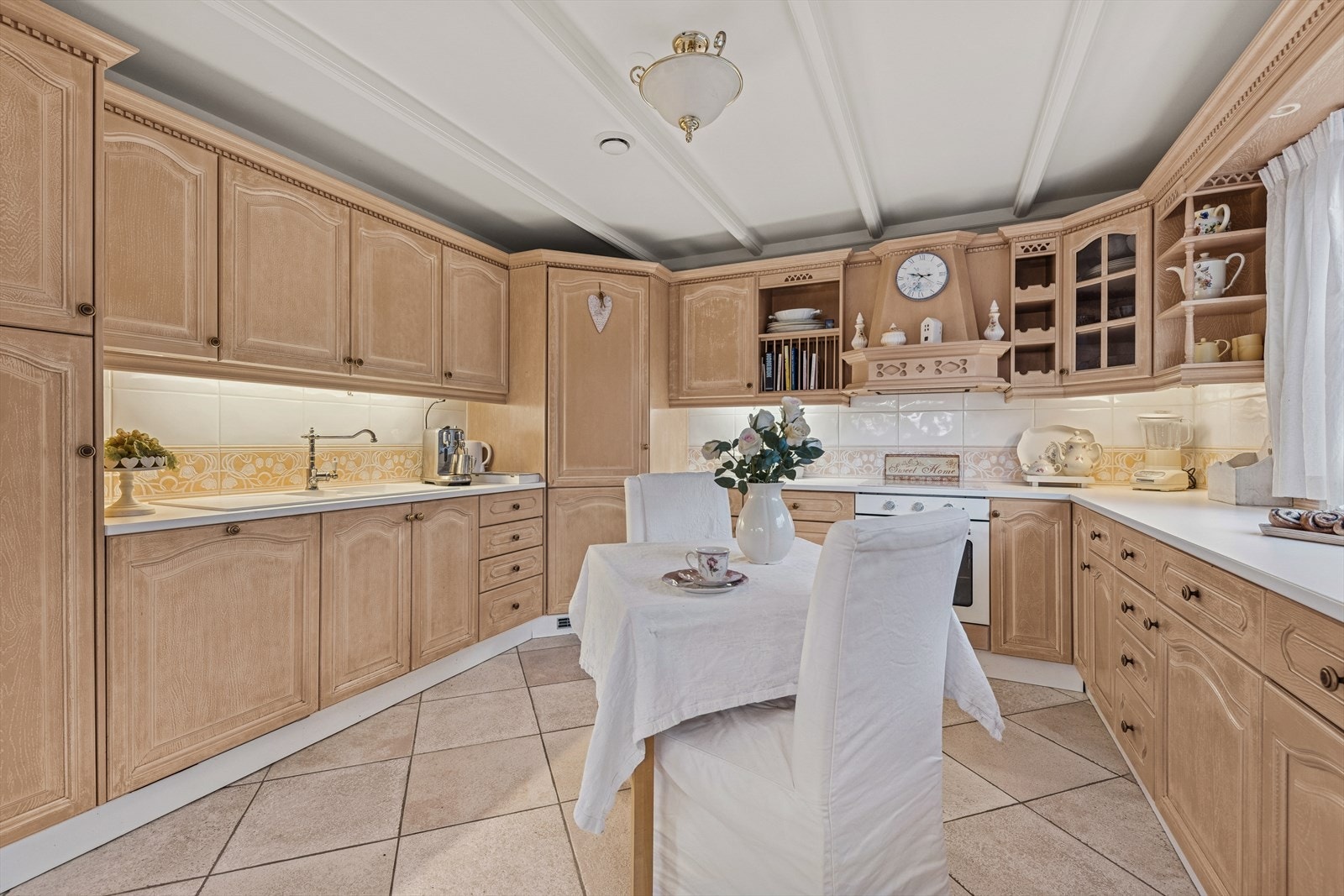 Kjøkkenet har hvitevarer som kjøleskap, oppvaskmaskin, platetopp og stekeovn. Galleribilde