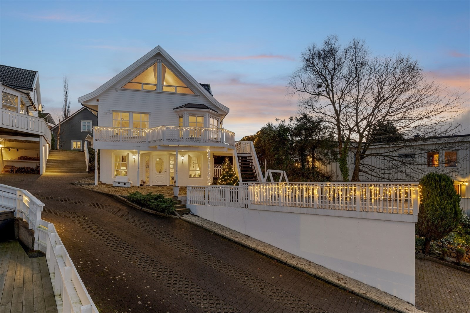 Tomt er opparbeidet med brostein, grus, platting og diverse beplantning. Galleribilde