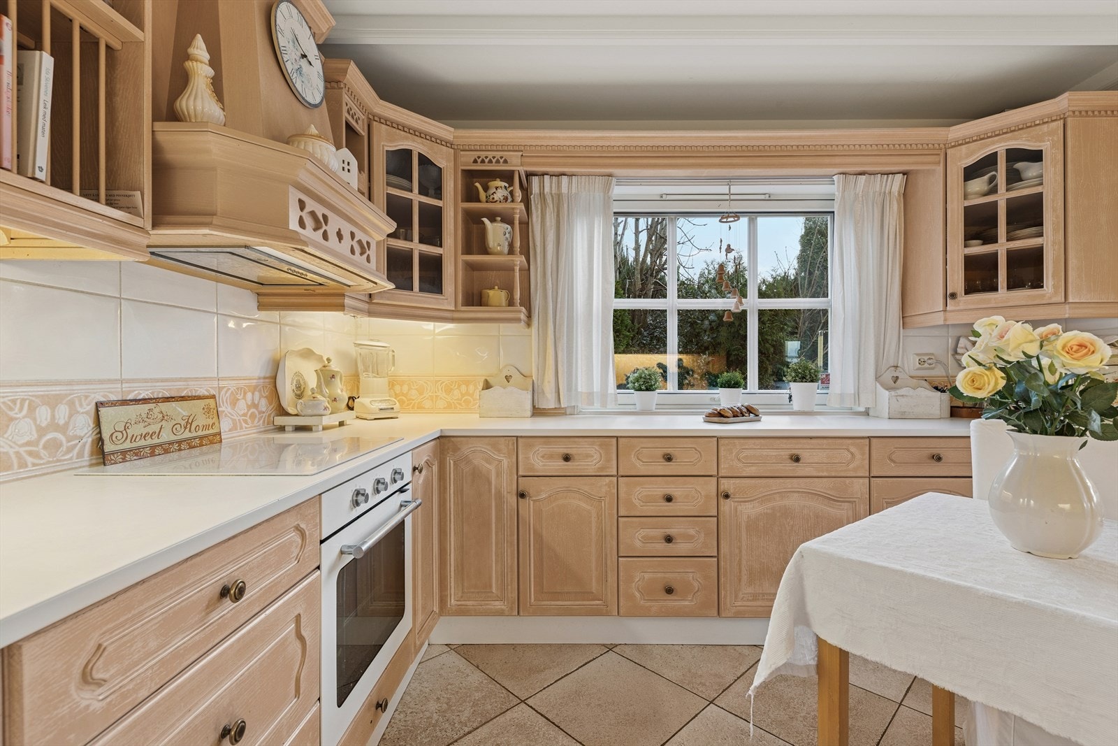 Klassisk og elegant kjøkken med varme, naturlige toner og en gjennomført stil. Galleribilde