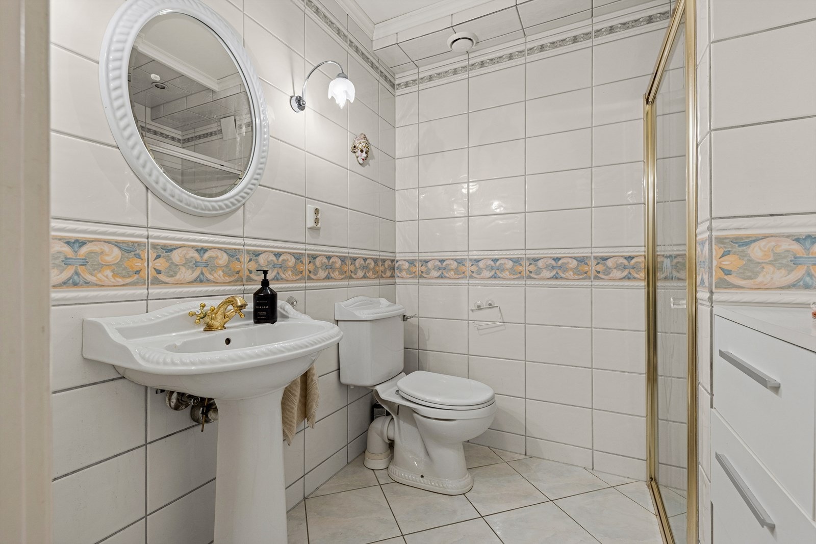 Badet er fra byggeåret er innredet med en vegghengt servant, dusjnisje og et gulvstående toalett. Galleribilde