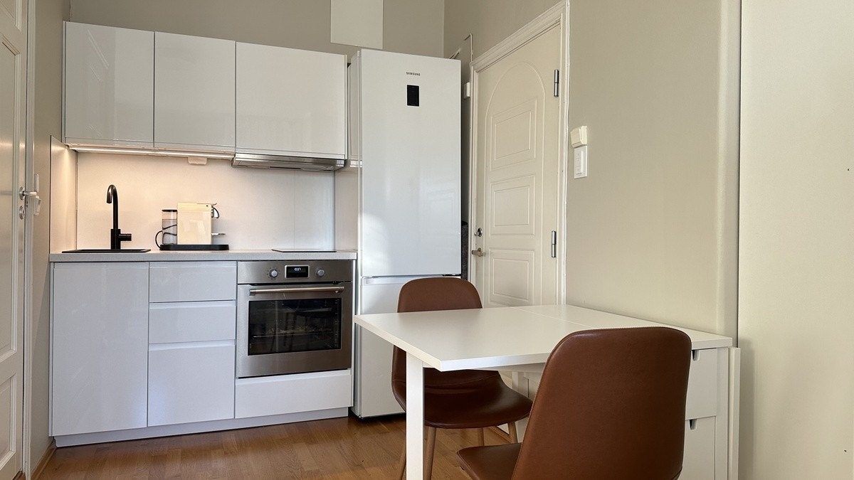 Moderne kjøkken med plass til spisebord Galleribilde