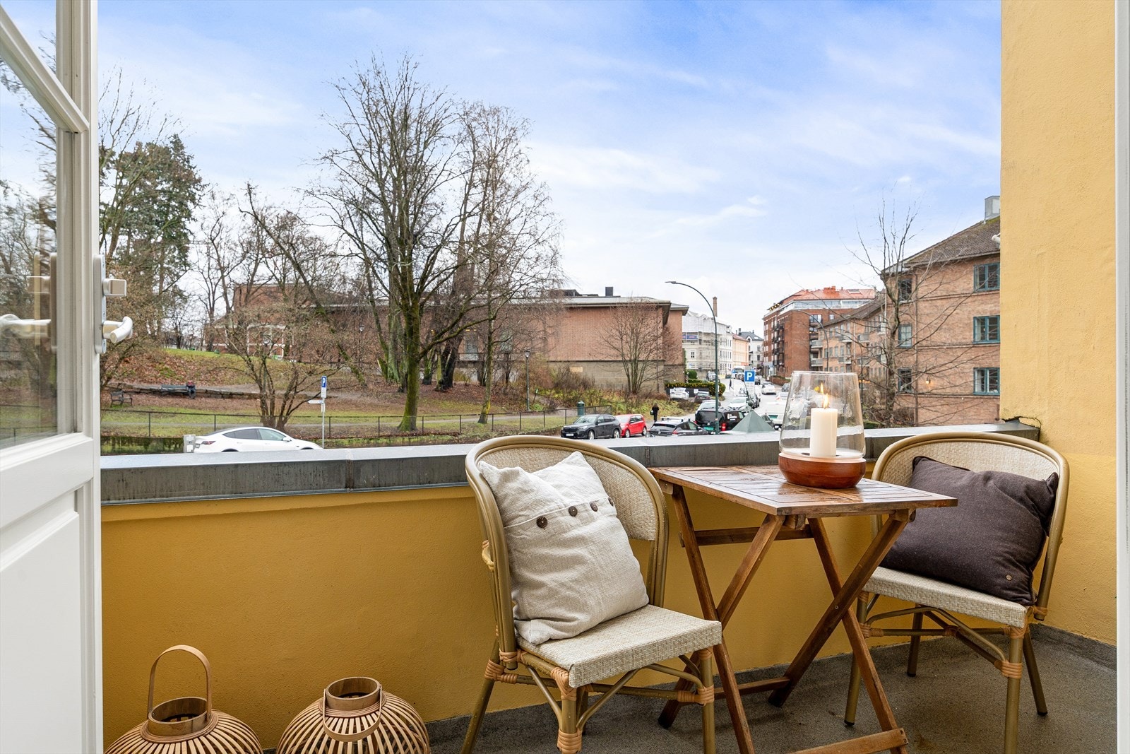 Fra stuen er det utgang til en hyggelig balkong på ca. 4 m². Balkongen ble oppgradert i 2025 og fungerer som en naturlig forlengelse av stuen i sommerhalvåret. Galleribilde