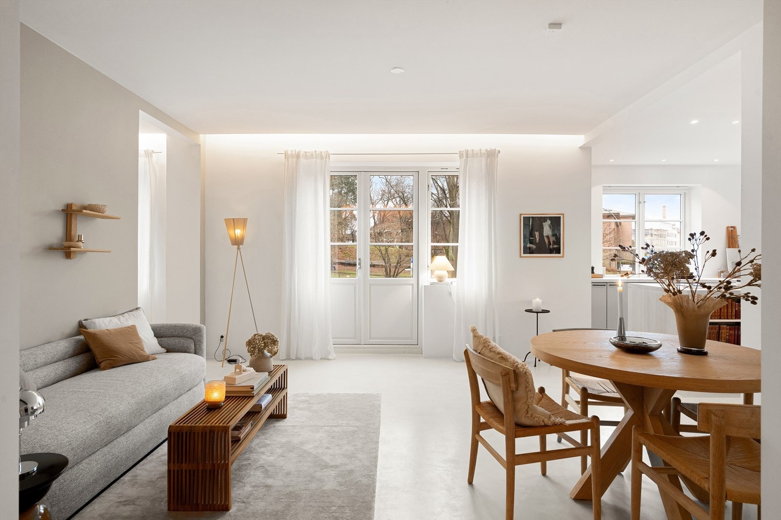 Velkommen til Schives gate 10A - En attraktiv og unik 3-roms hjørneleilighet i et klassisk teglsteinsbygg fra 1931. Leiligheten ligger usjenert til i en høy 1. etasje, i et svært attraktivt område. Foto: Pontus Holmenäs Galleribilde