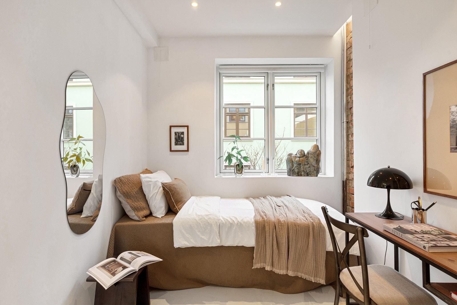 Et koselig og fleksibelt soverom med plass til seng, kontorpult og nattbord. De eksponerte teglsteinsveggene gir rommet et unikt og moderne preg. Galleribilde