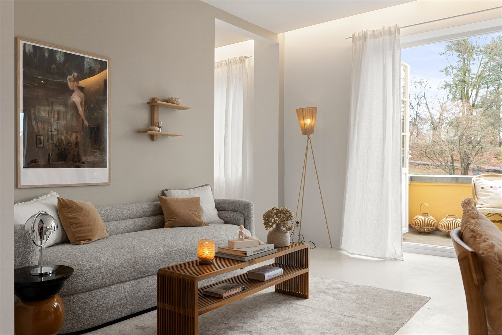 Planløsningen gir gode møbleringsmuligheter med plass til både sofagruppe, TV-løsning og spisebord. Galleribilde