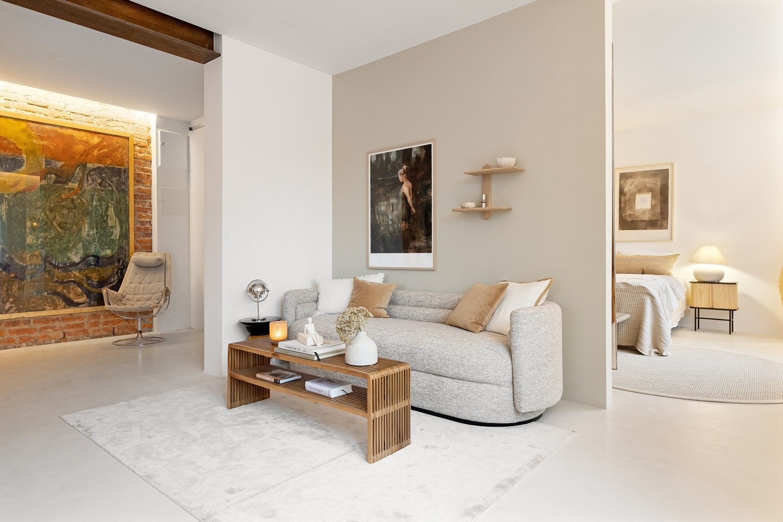 I 2020/2021 ble rommet betydelig oppgradert med nytt gulv, ny himling, downlights, listefrie overganger og vannbåren gulvvarme. I 2025 ble gulvet fornyet med microsement, som gir et moderne og helhetlig uttrykk. Galleribilde