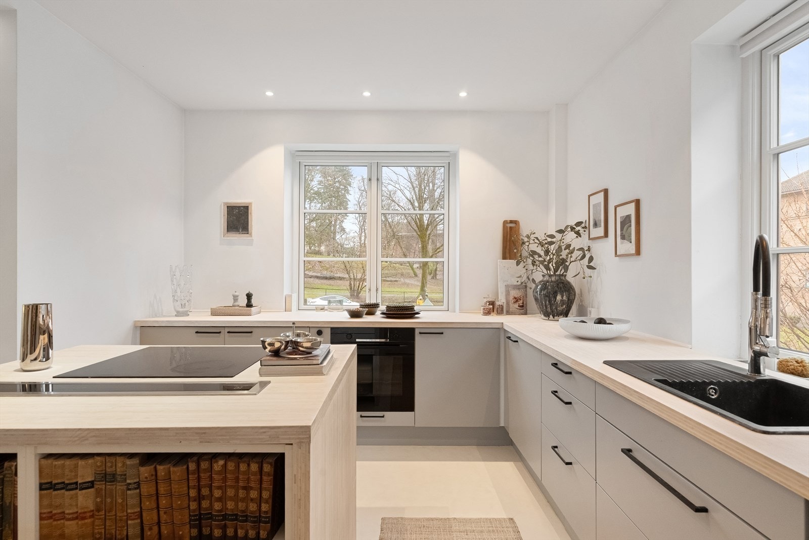 Kjøkkenet har en praktisk kjøkkenøy med integrert induksjonsplatetopp. Integrerte hvitevarer består av induksjonsplatetopp, stekeovn, oppvaskmaskin, kjøleskap og fryser. Galleribilde