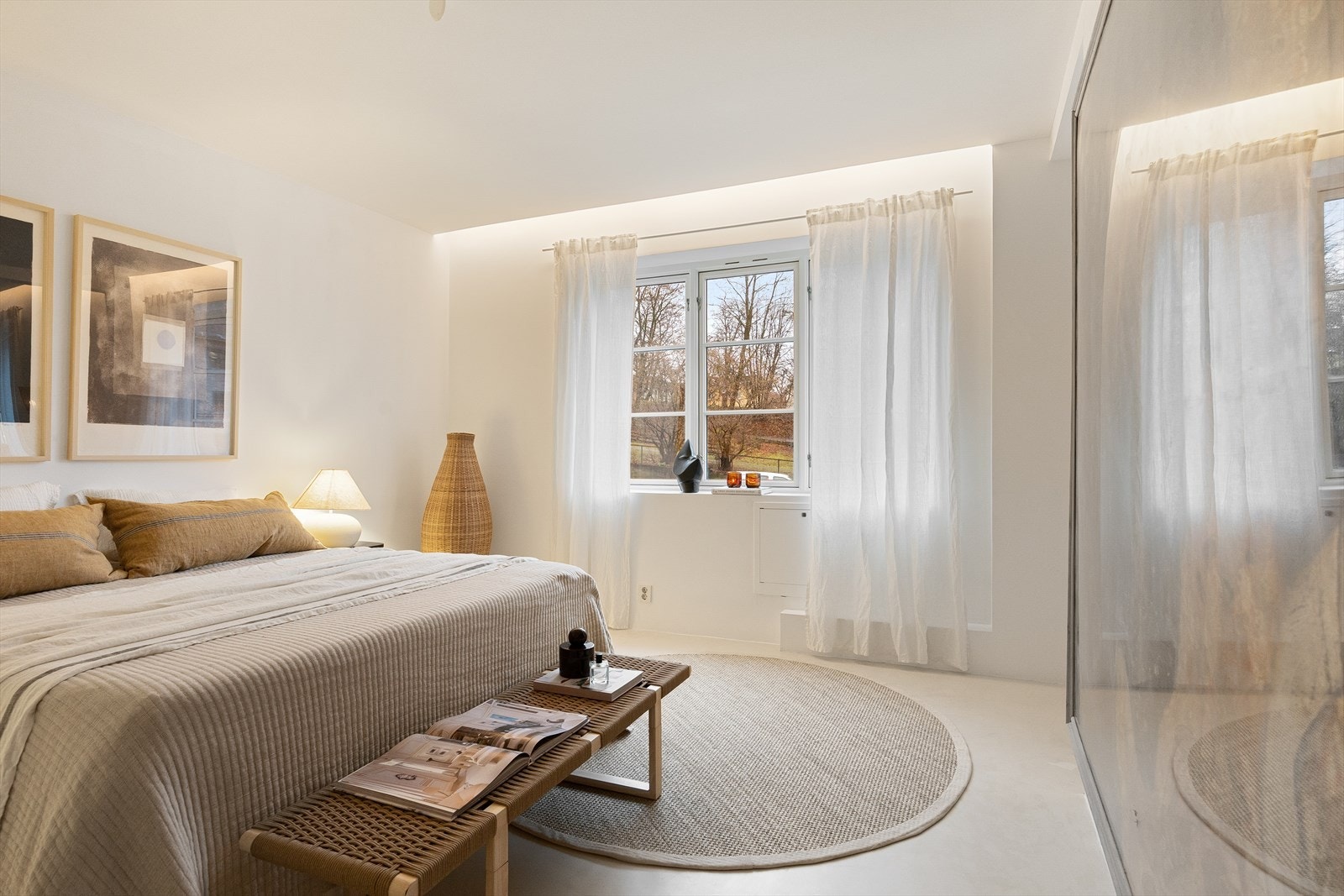 De behagelige fargevalgene og store vinduene gir en lys og rolig atmosfære. Det er god plass til oppbevaring og garderobeløsninger. Galleribilde