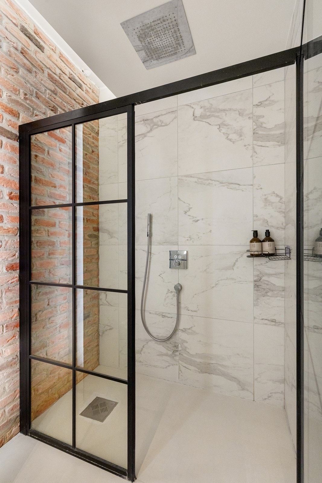 Det har plassbygd baderomsinnredning med servant på benk, underskap med glatte høyglansfronter og speil med lysarmatur. Galleribilde