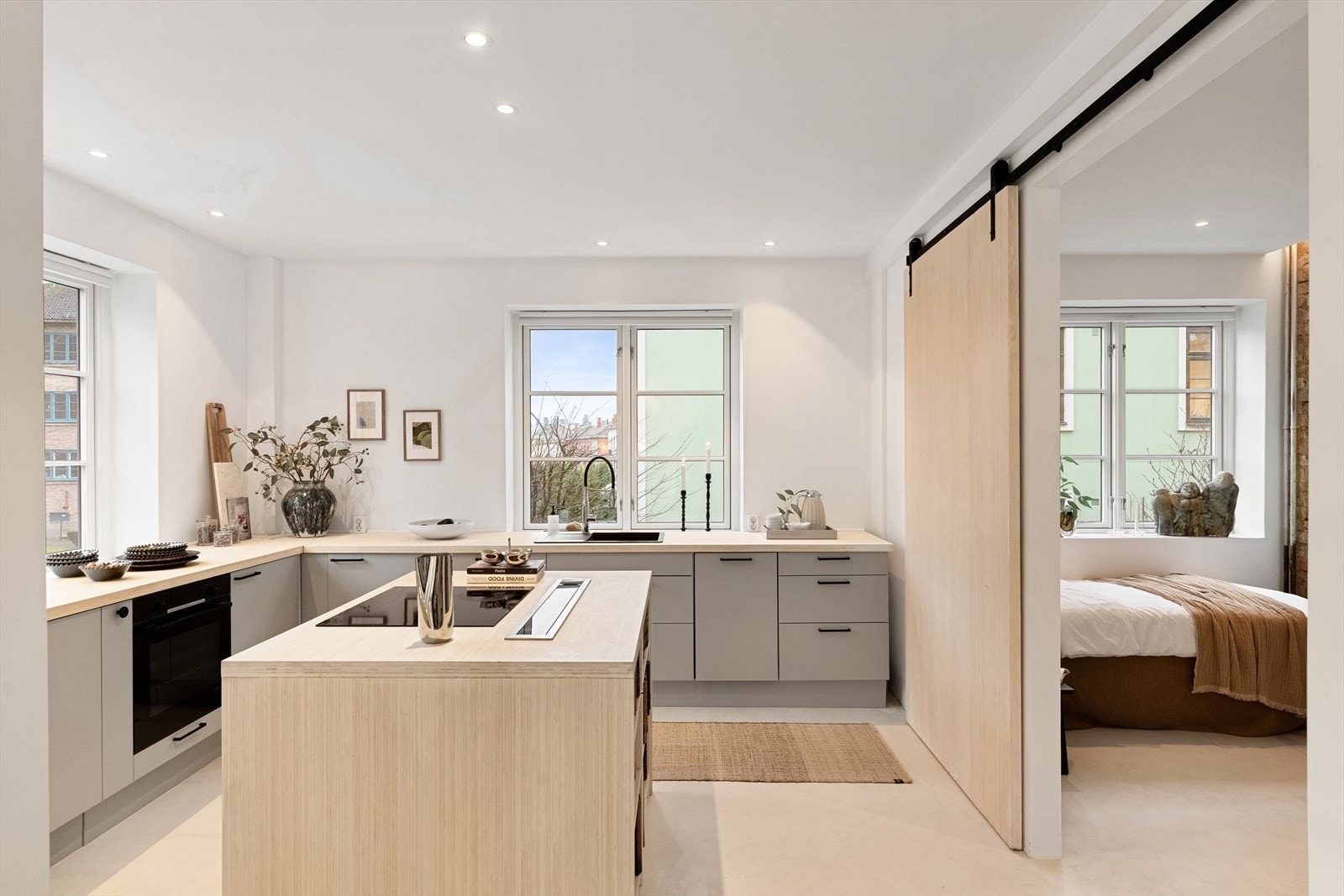 Stilrent Epoq-kjøkken med godt med skap- og benkeplass. Innredningen har glatte, moderne fronter og heltre benkeplate med nedfelt oppvaskkum i kompositt. Galleribilde