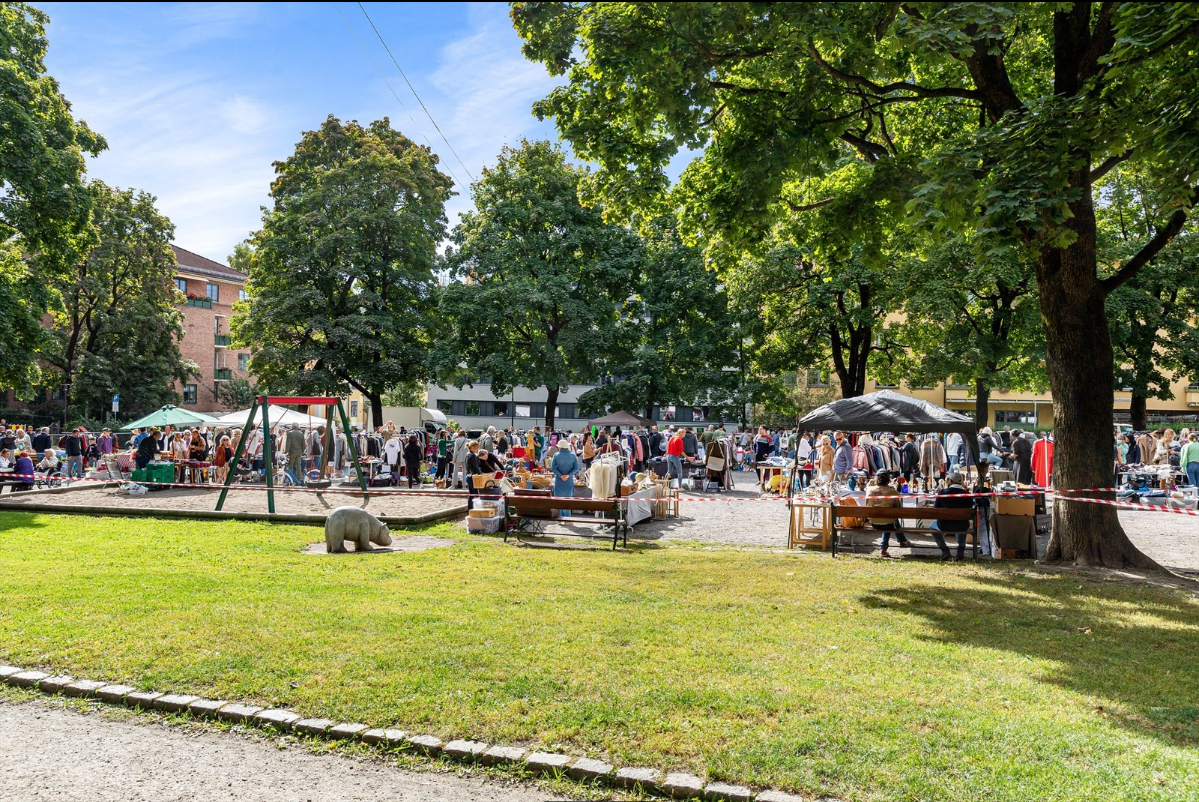 Vestkanttorget er et hyggelig samlingspunkt med et populært antikk- og bruktmarked hver lørdag fra mars til desember, samt salg av juletrær i desember. Galleribilde