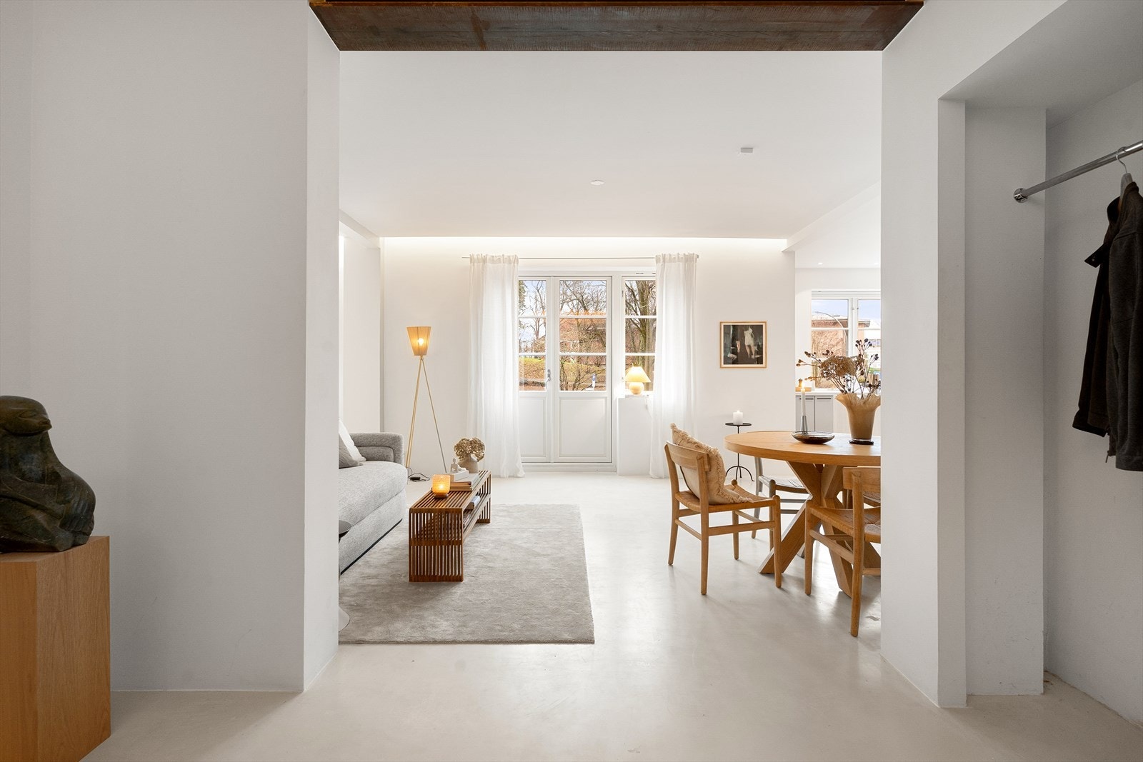 Stuen oppleves lys og romslig med store vindusflater som gir rikelig naturlig lys, kombinert med en behagelig takhøyde på 2,62 meter. Galleribilde