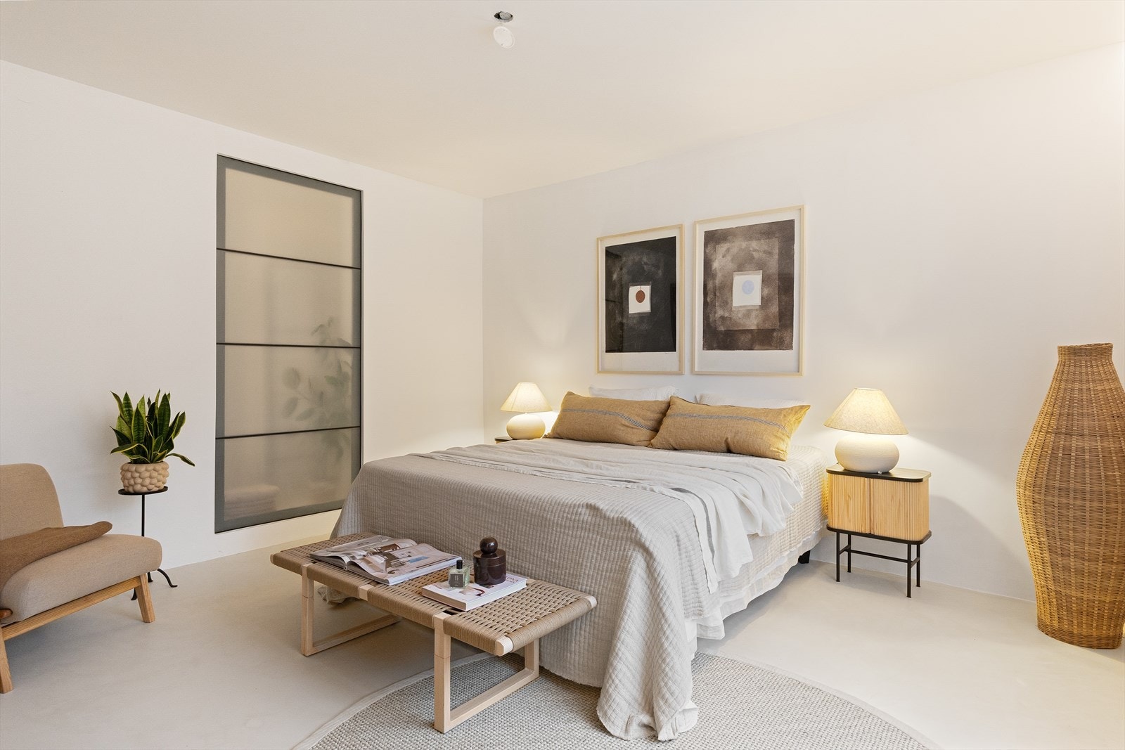 Hovedsoverommet er romslig og har god plass til dobbeltseng, nattbord og øvrig møblement. Galleribilde