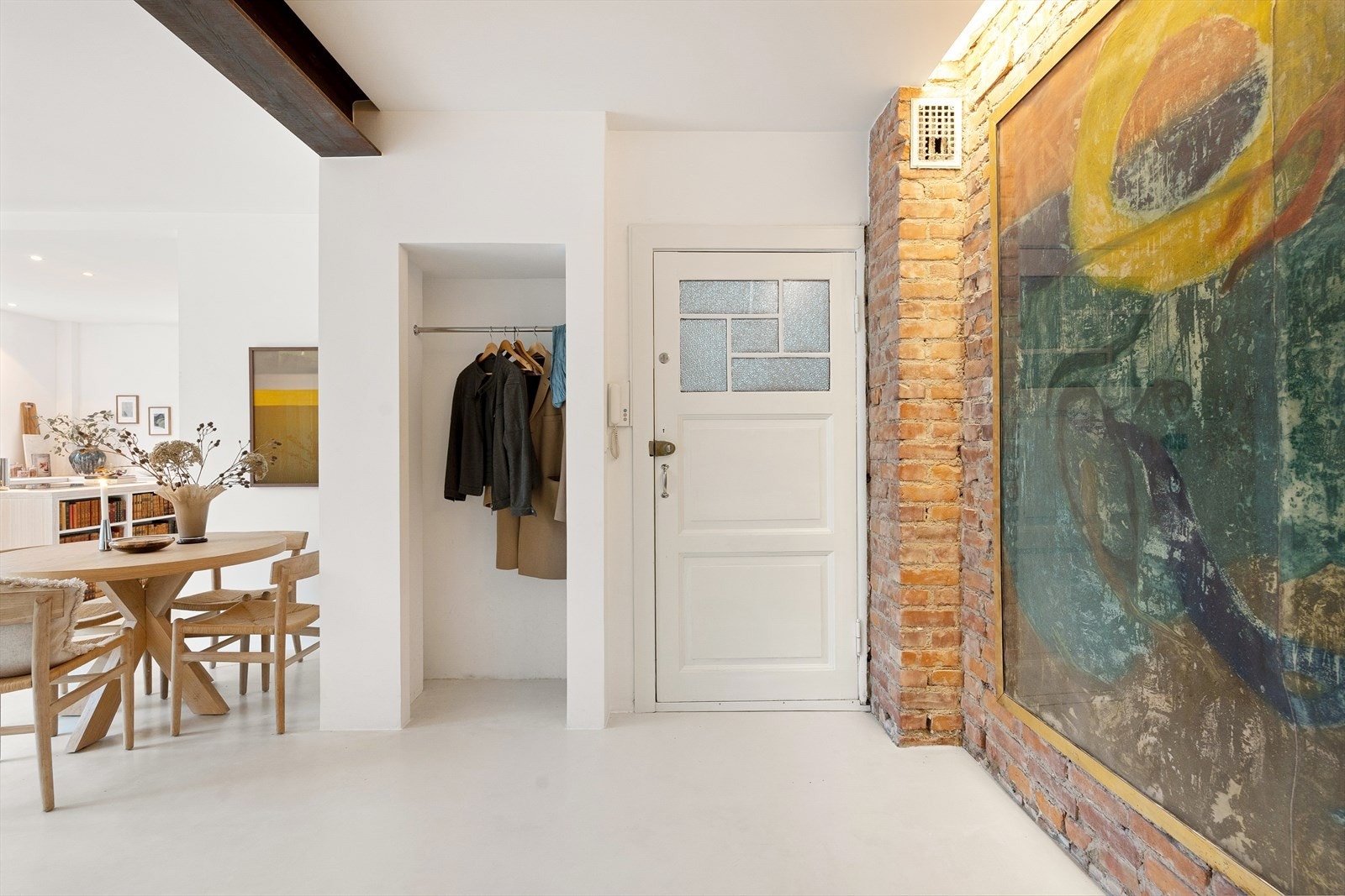 Velkommen inn! Leiligheten har en innbydende entré som gir et svært godt førsteinntrykk. I tilknytning til entréen finnes en praktisk nisje med plass til oppbevaring av yttertøy, sko og annet utstyr. Galleribilde