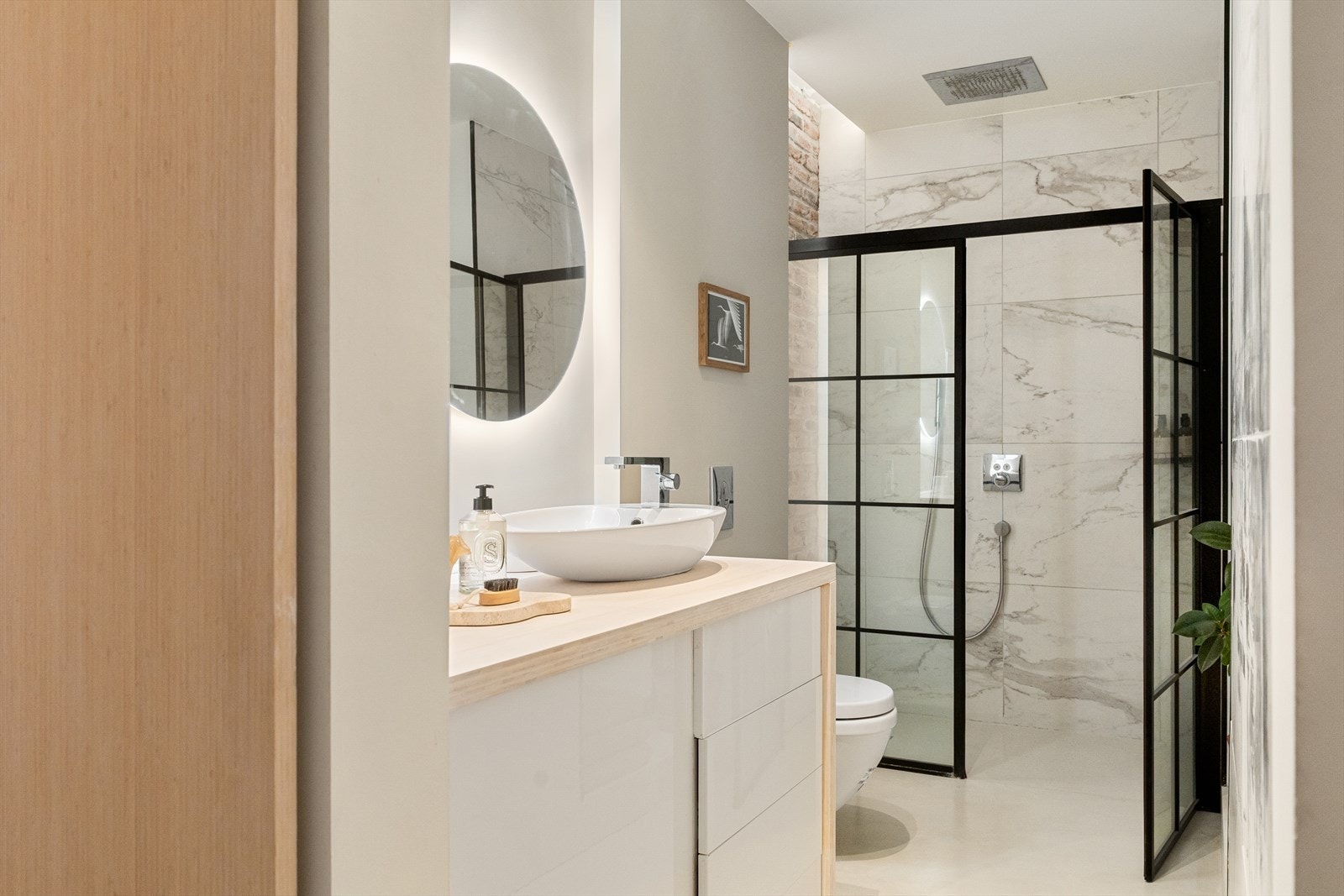 Pent og flislagt baderom som ble renovert og utvidet i 2020. Galleribilde