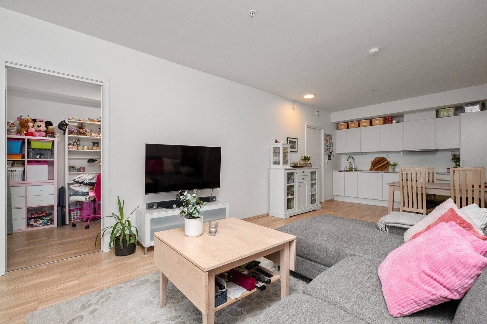 Rommet har naturlige innrednings seksjoner. Galleribilde