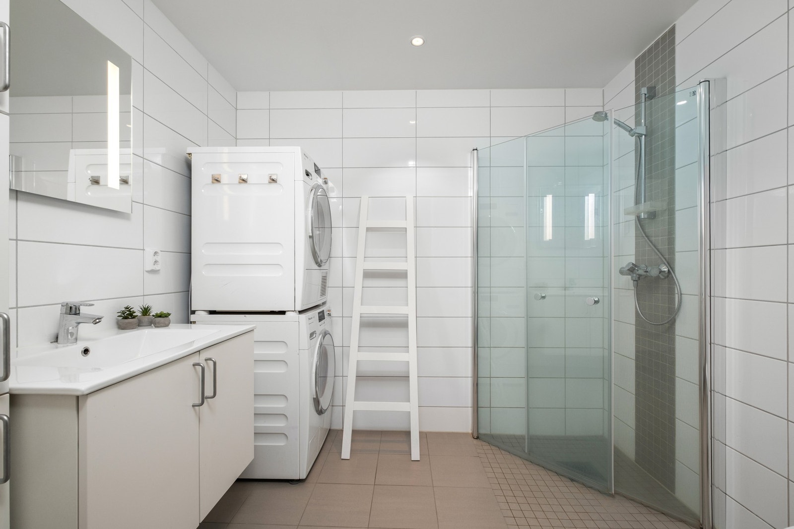 Helfliset bad på 5,2 kvm med gulvvarme. Galleribilde