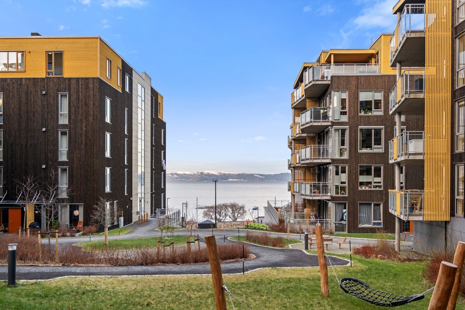 Eiendommen ligger sentralt til på Vikhammer i et etablert og familievennlig område. Galleribilde