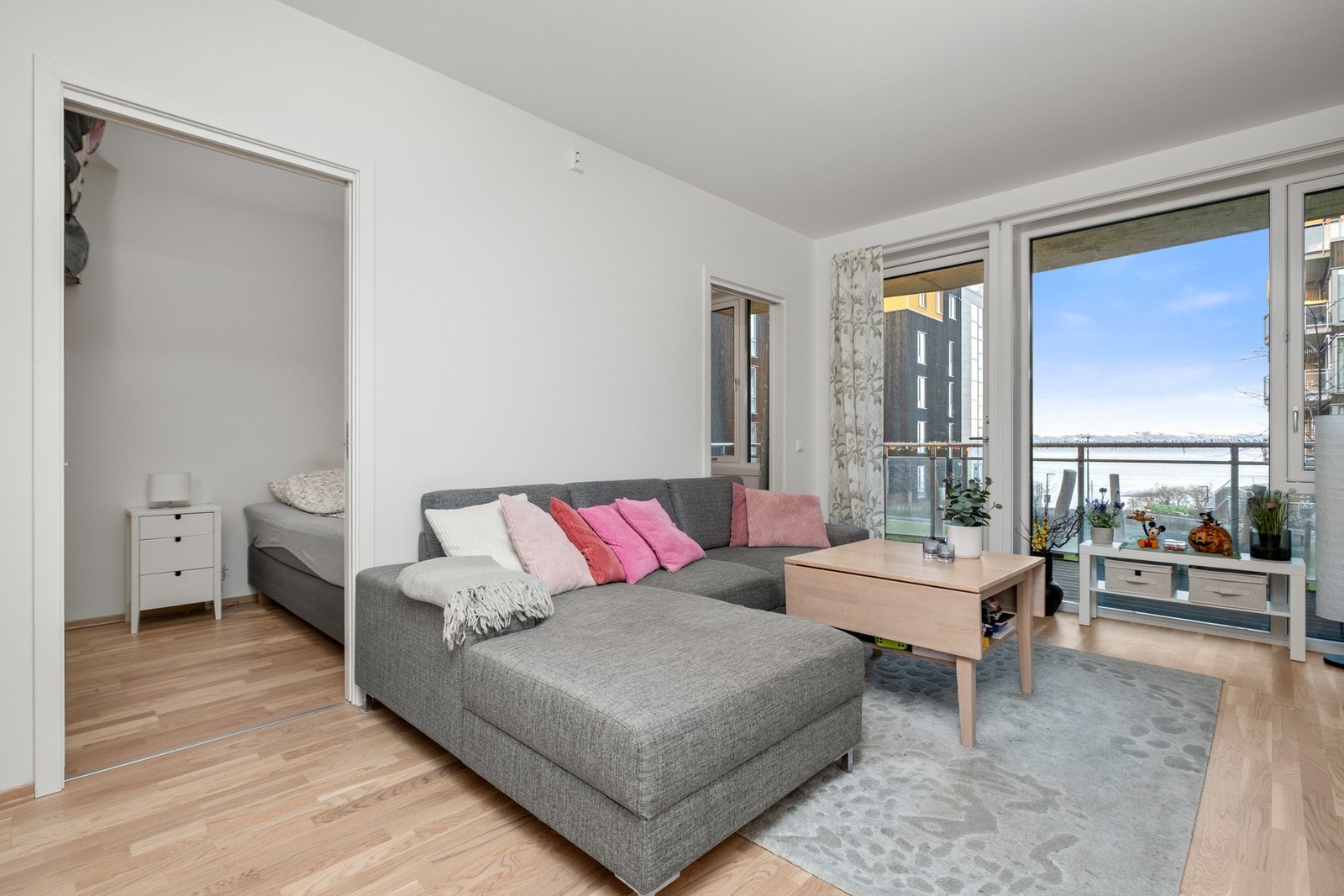 Store vindusoverflater som gir gode lysforhold, med utgang til balkong. Galleribilde