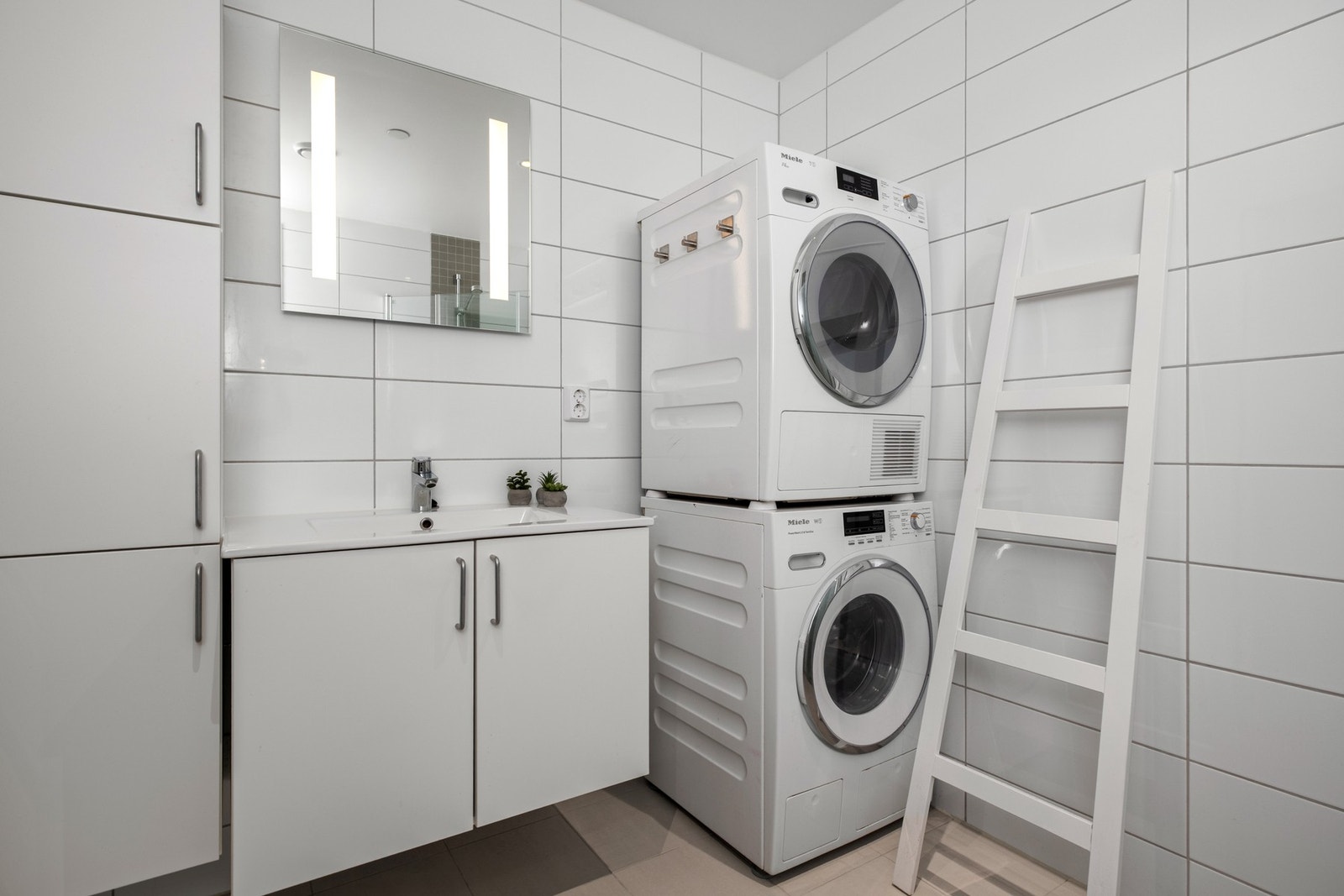 Opplegg for vaskemaskin og vannfordelerskap. Galleribilde