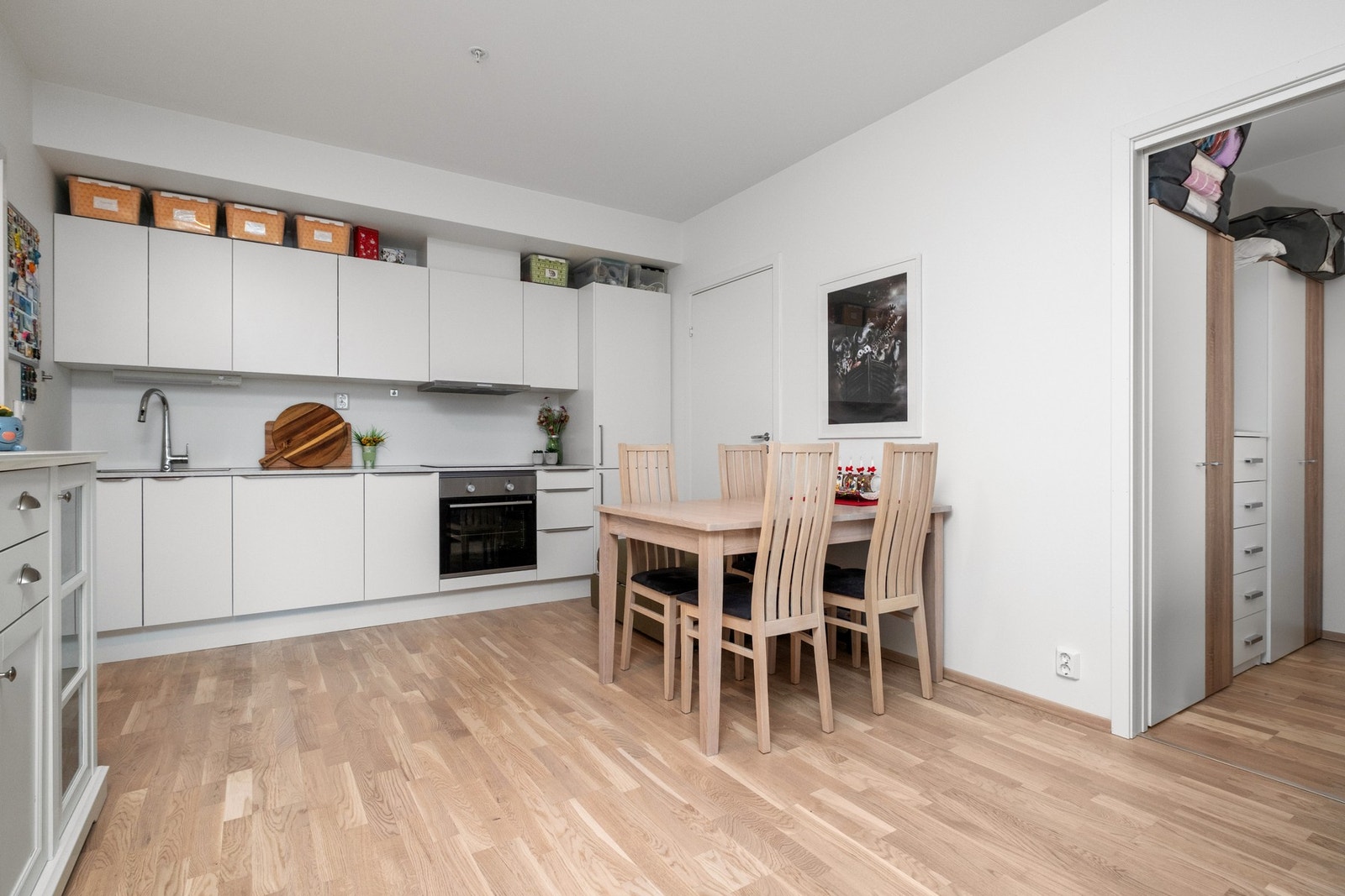 Parkett på gulv, malt overflate på vegger og malt overflate i himling. Galleribilde