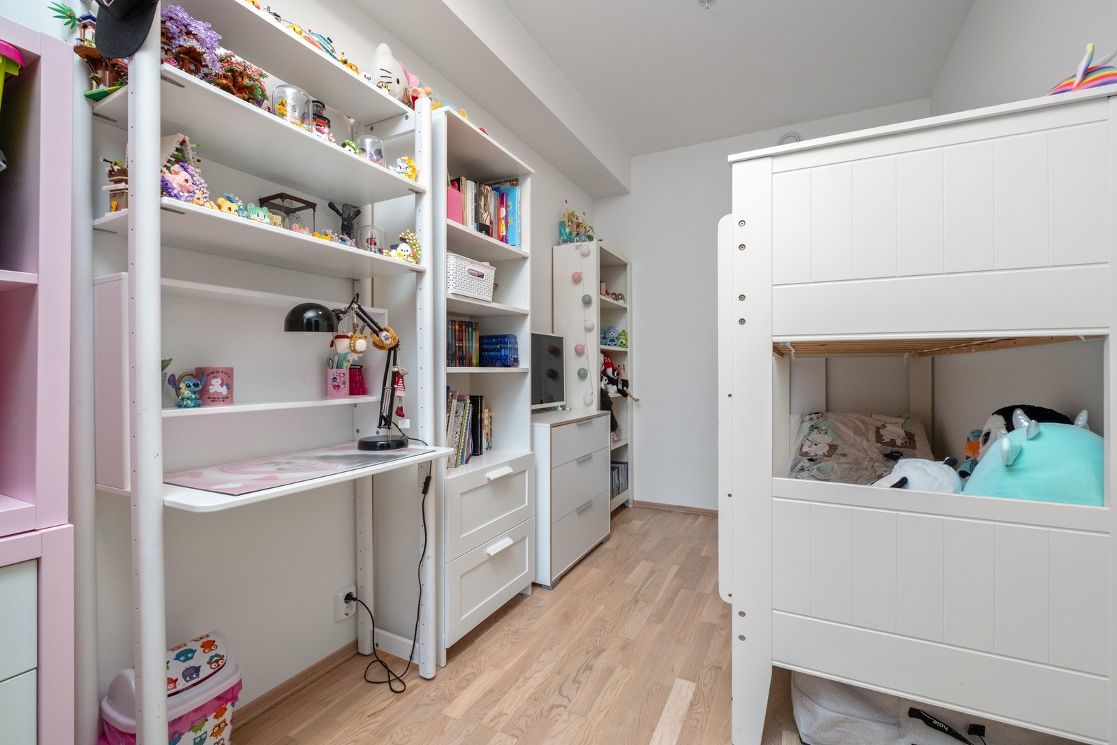 Parkett på gulv, malt overflate på vegger og malt overflate i himling. Galleribilde