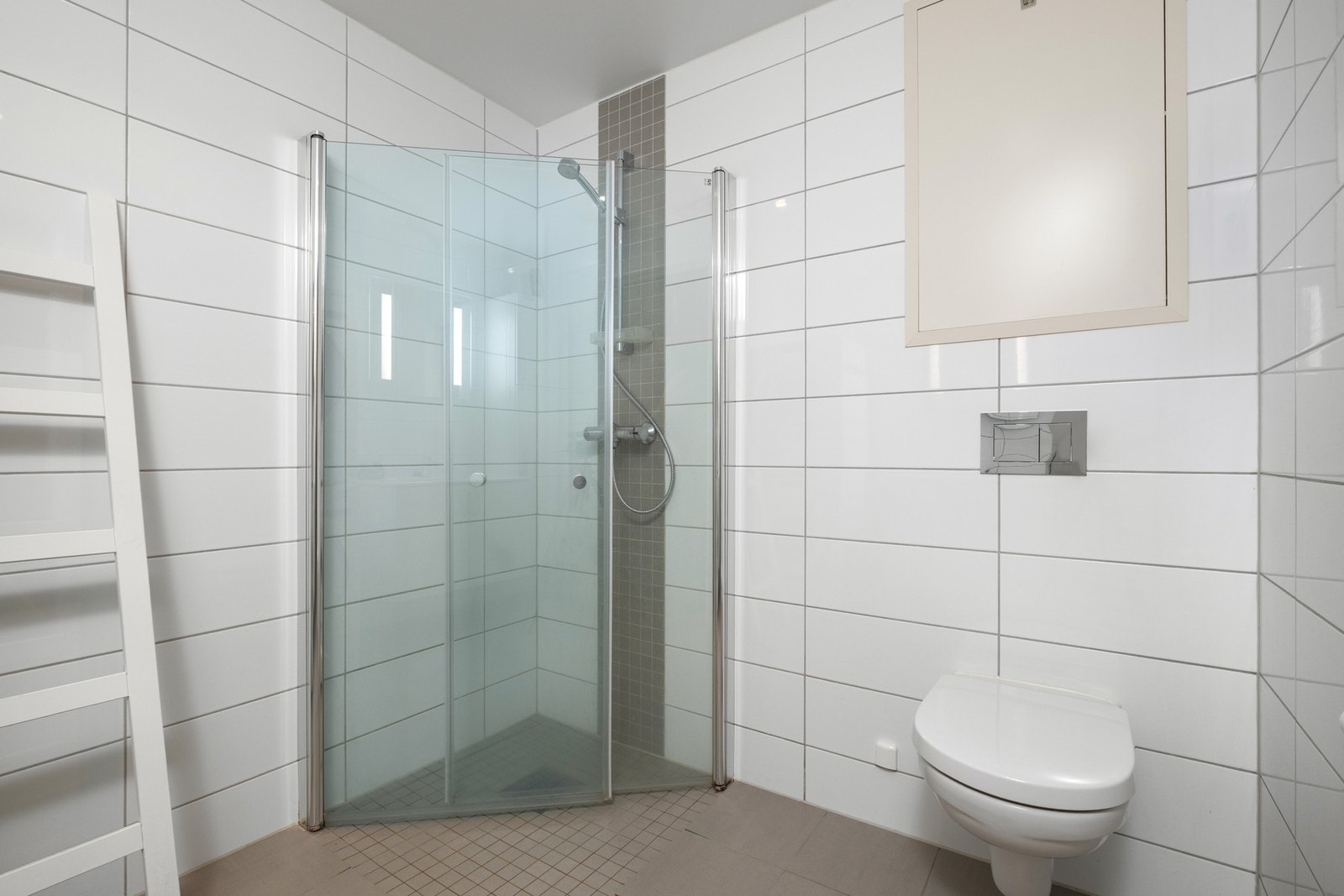 Utstyrt med veggmontert wc, innfellbare dusjvegger, servantskap og servant. Galleribilde