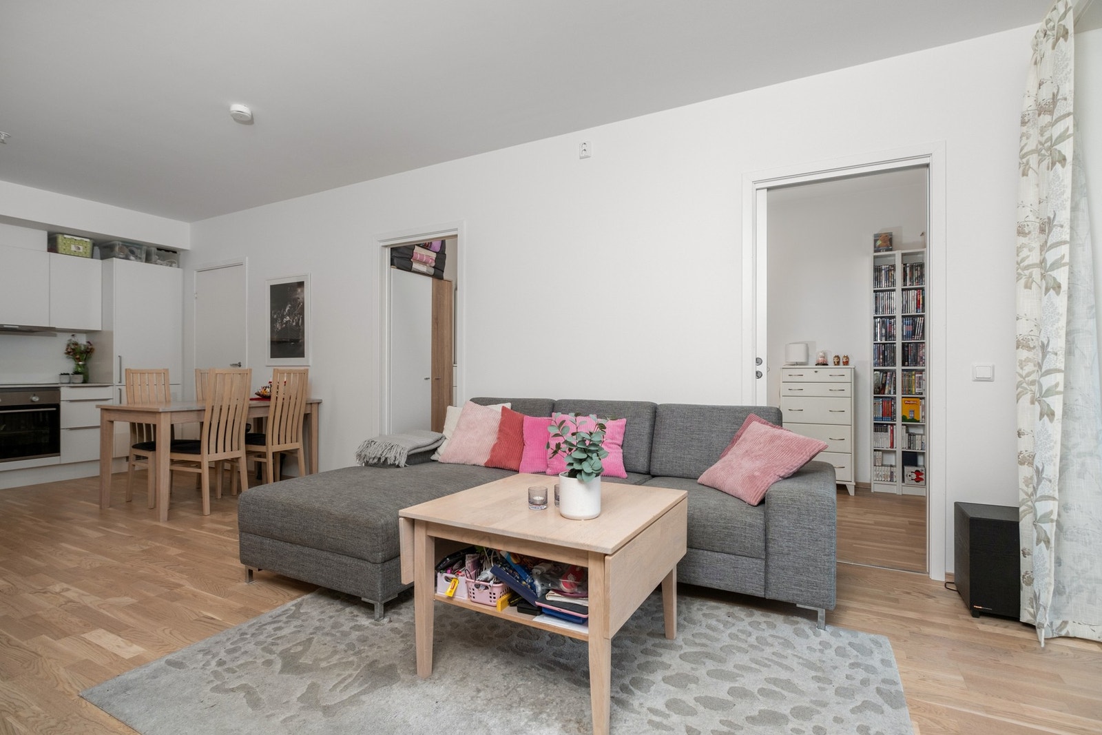 Praktisk åpen stue/kjøkken løsning på 25,3 kvm. Galleribilde