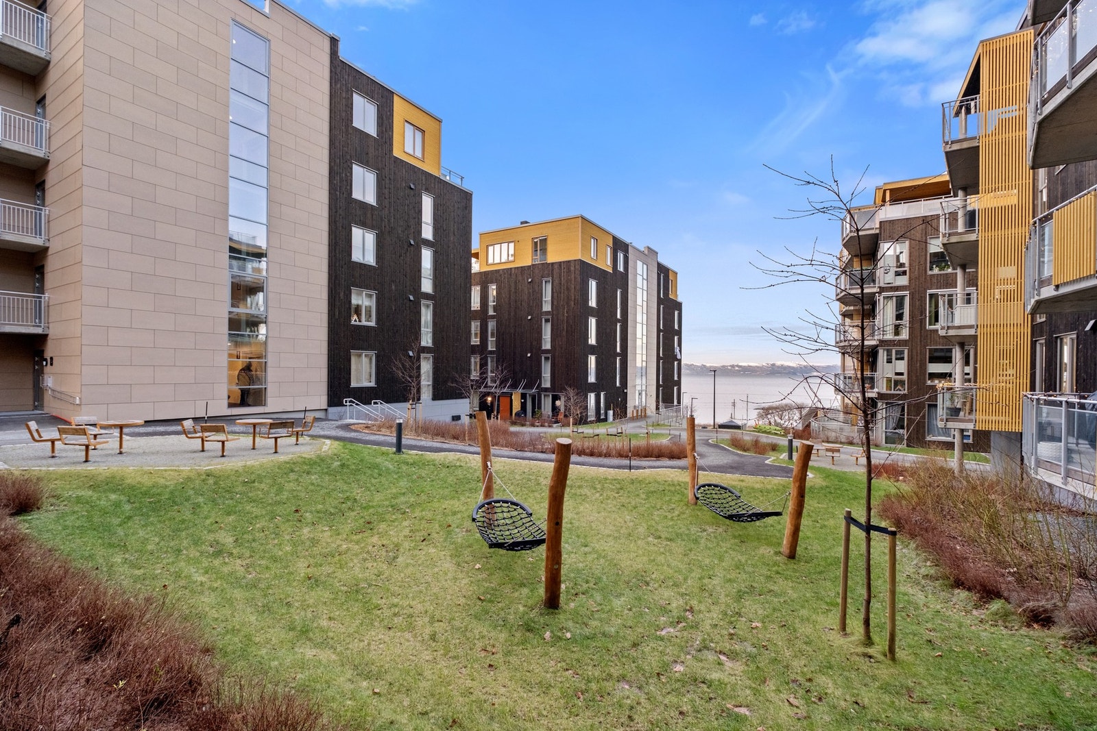 Fra balkong har du utsikt mot fellesareal og sjøutsikt. Galleribilde
