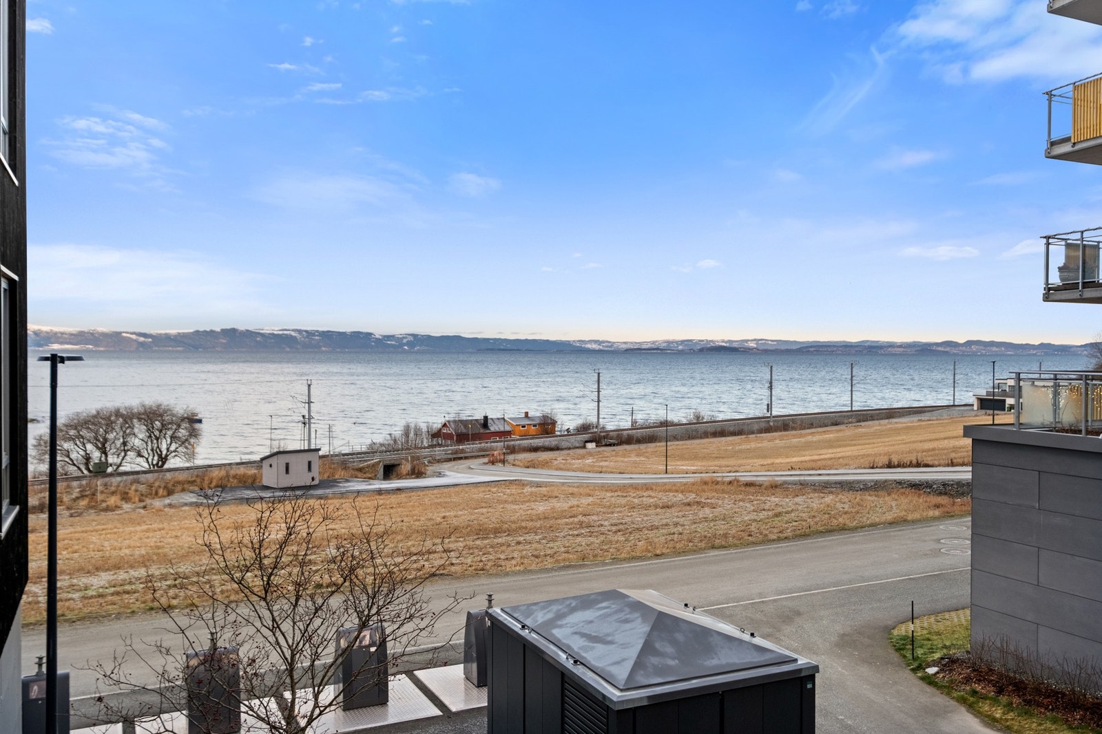 Nærområdet byr på flotte turmuligheter langs kyststier, skogsområder og friområder, samt kort avstand til badestrender og rekreasjonsmuligheter ved fjorden. Galleribilde