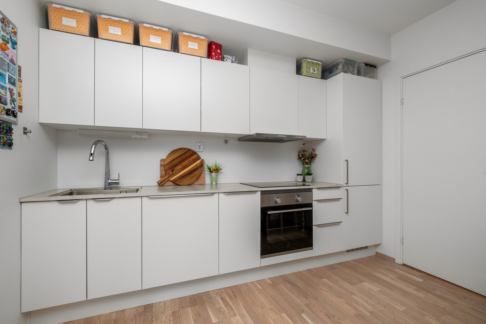 Moderne kjøkken med lyse kjøkkenfronter. Galleribilde