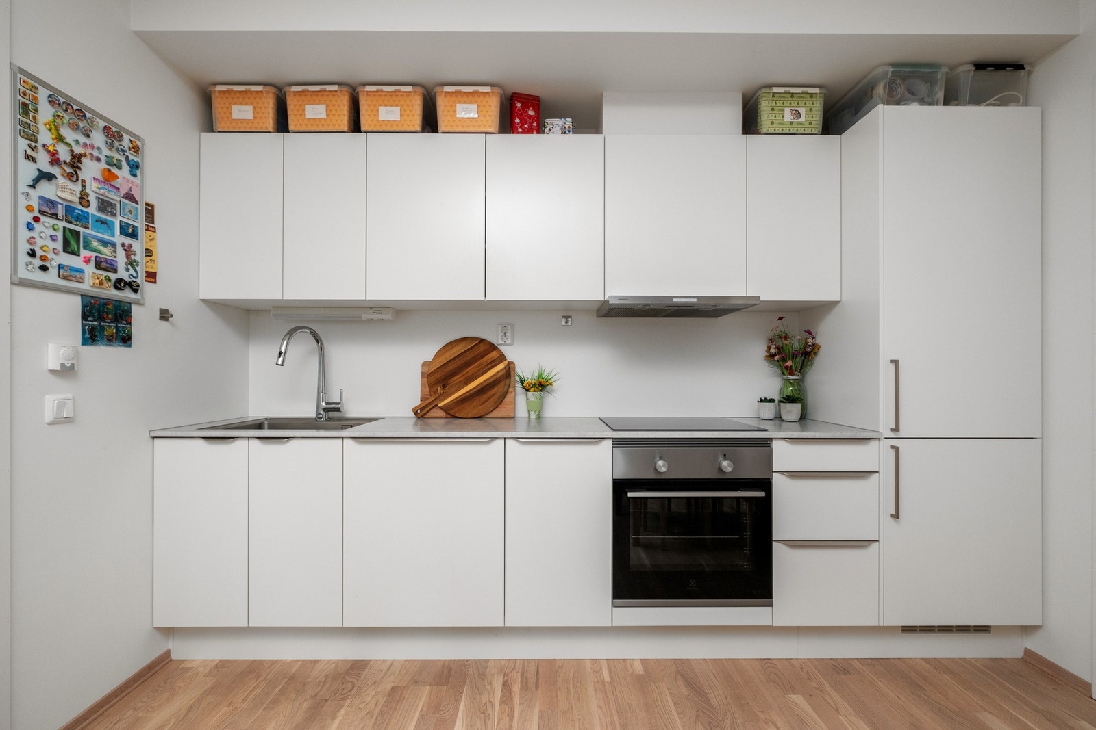 Innredning med mekanisk avtrekksvifte over stekesonen. Galleribilde