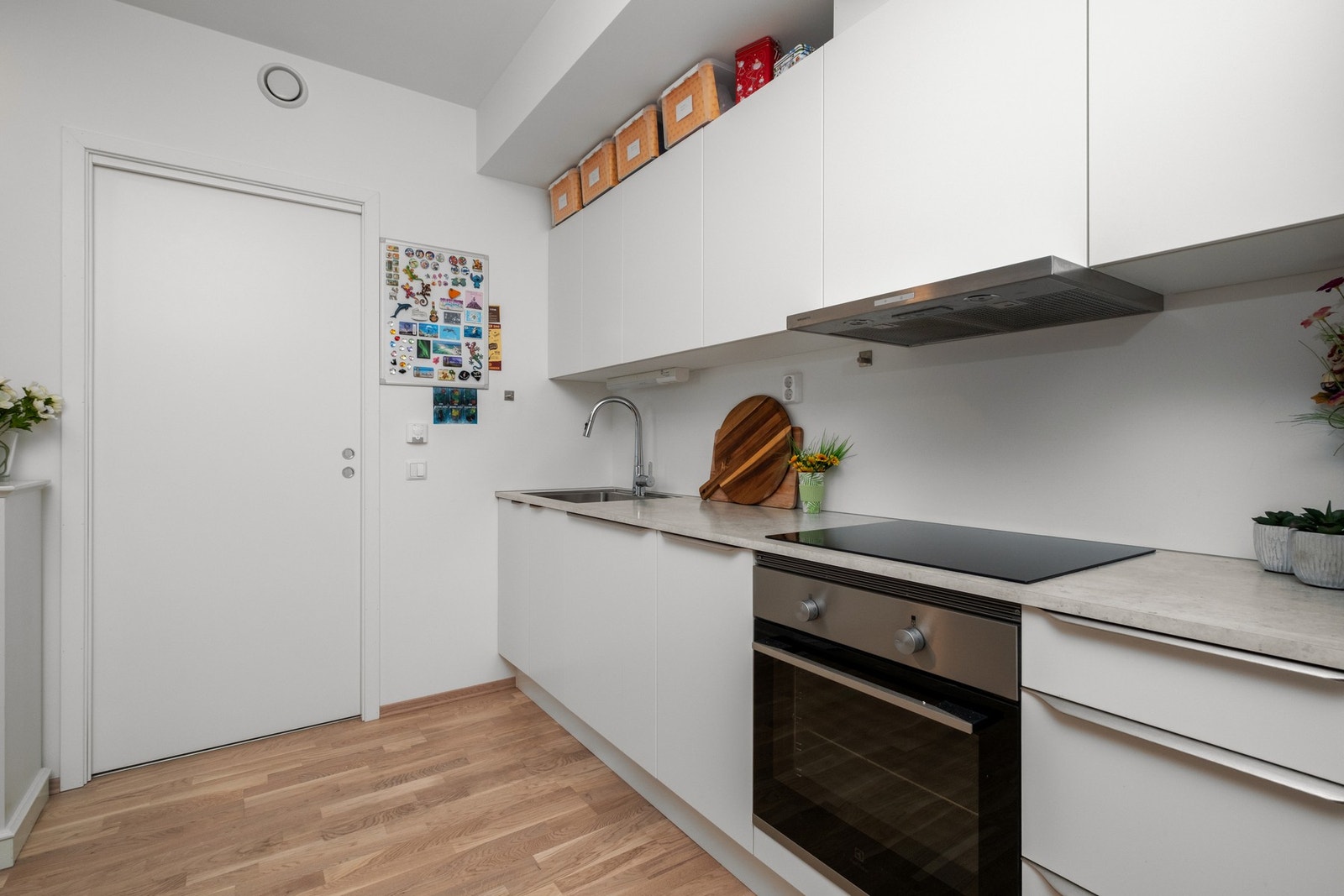 Det er integrert oppvaskmaskin, stekeovn, platetopp og kjøl/fryseskap. Galleribilde