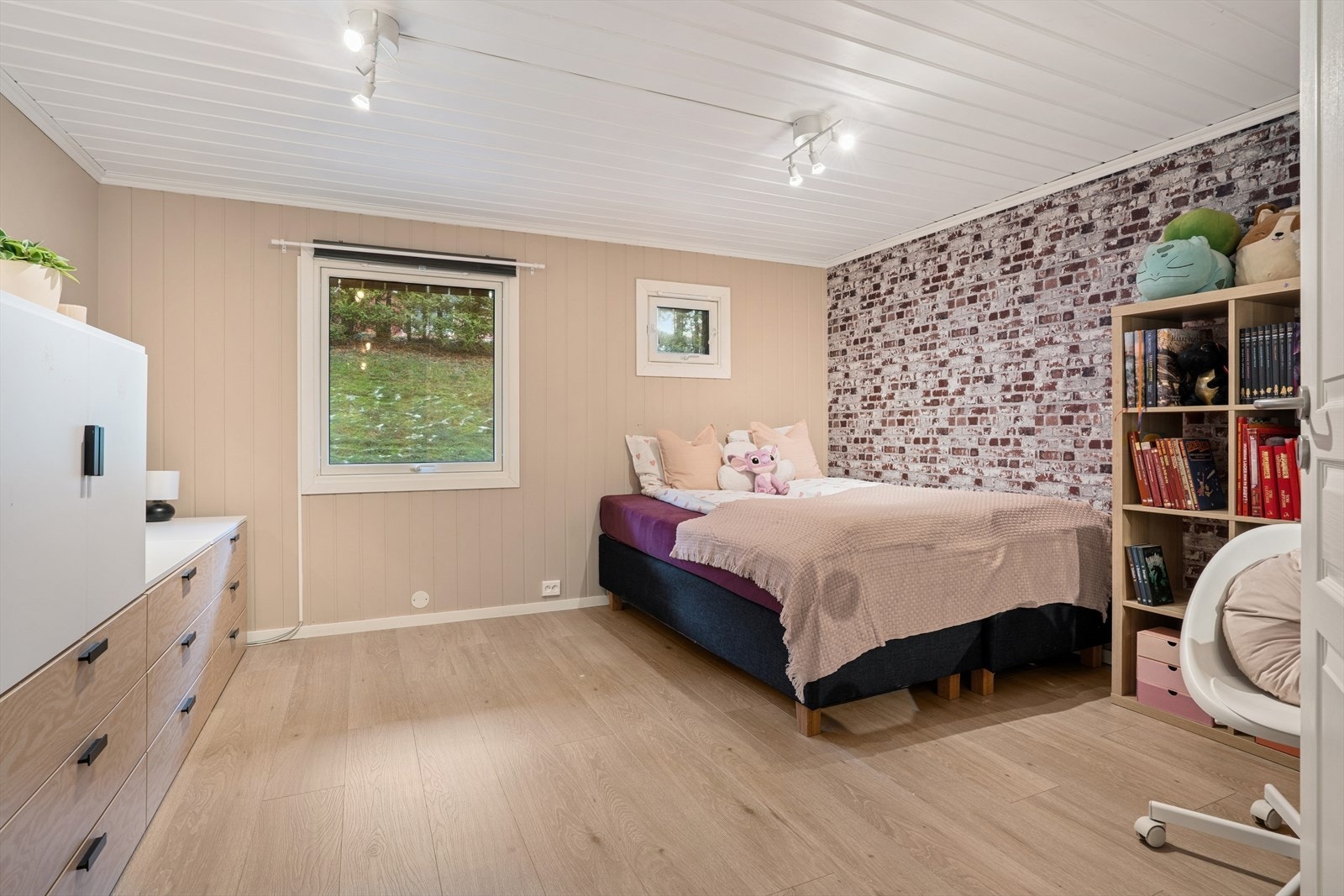 Her er det god plass til dobbeltseng, tilhørende nattbord og ønsket garderobeløsning. Galleribilde