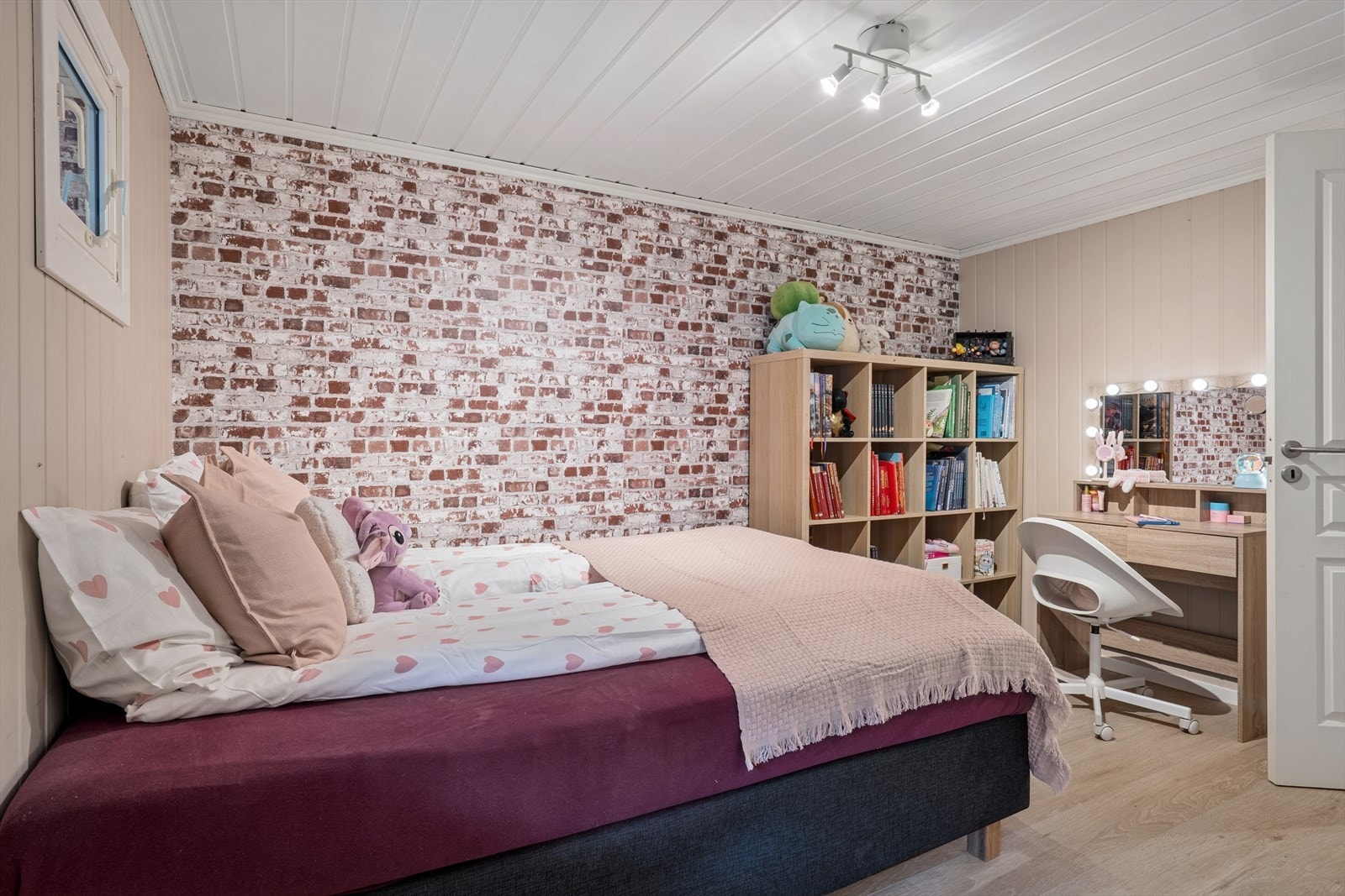 Soverom i 1.etasje på ca. 14,8 kvm. Galleribilde