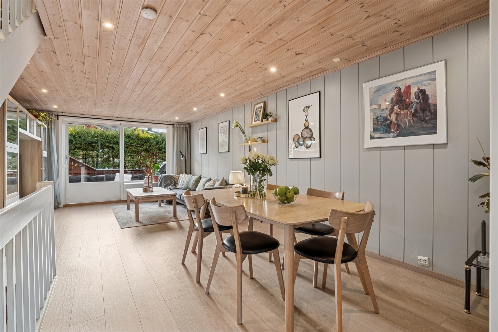 Flere store vindusflater slipper inn rikelig med dagslys og skaper en behagelig atmosfære. Galleribilde