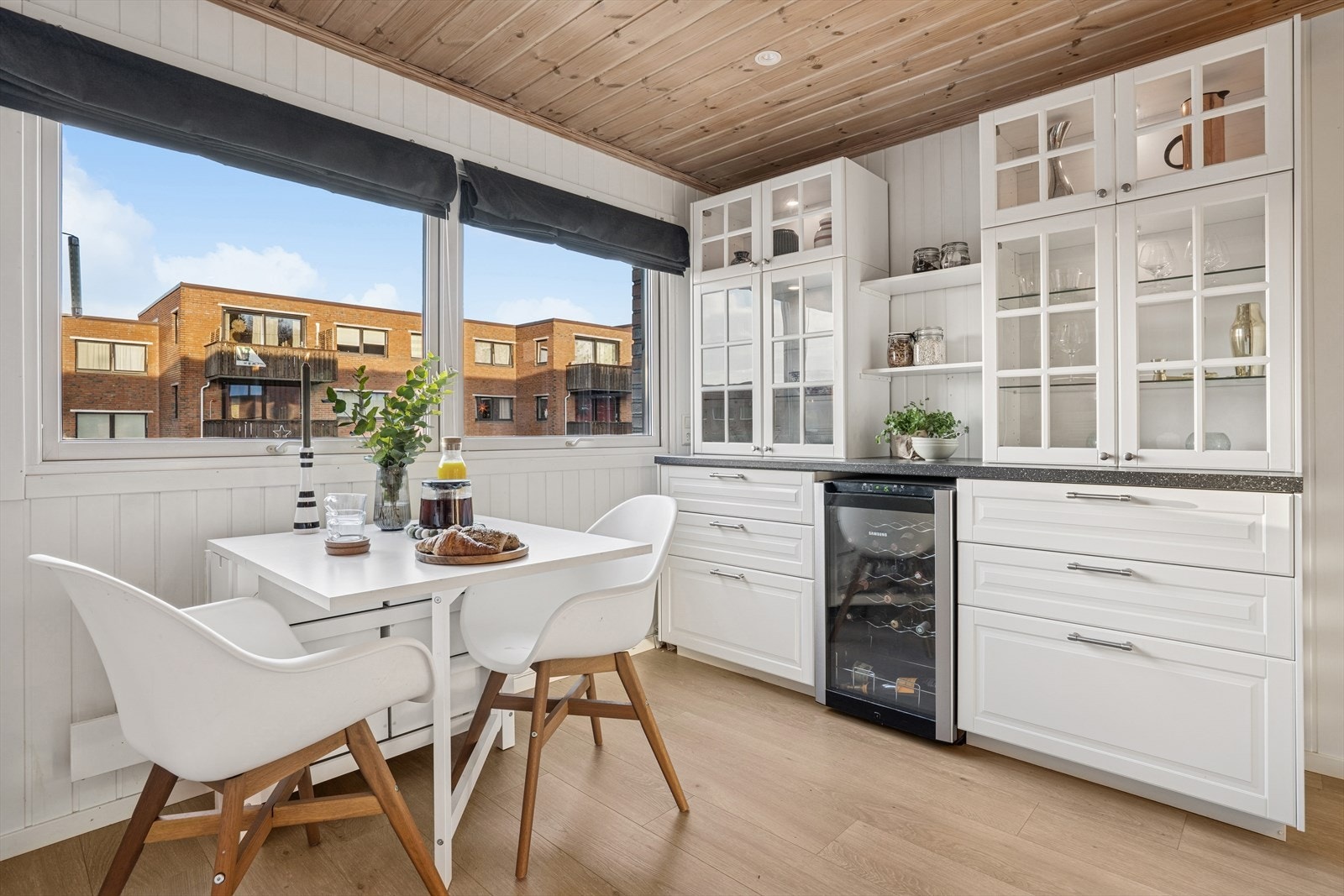 Her er det god benkplass og mye lagringsplass i overskap og skuffer. Galleribilde