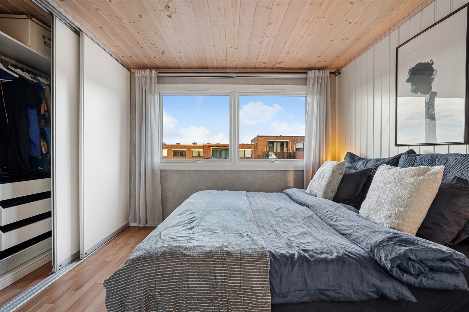 Soverom i 3.etasjen med god skapplass. Galleribilde