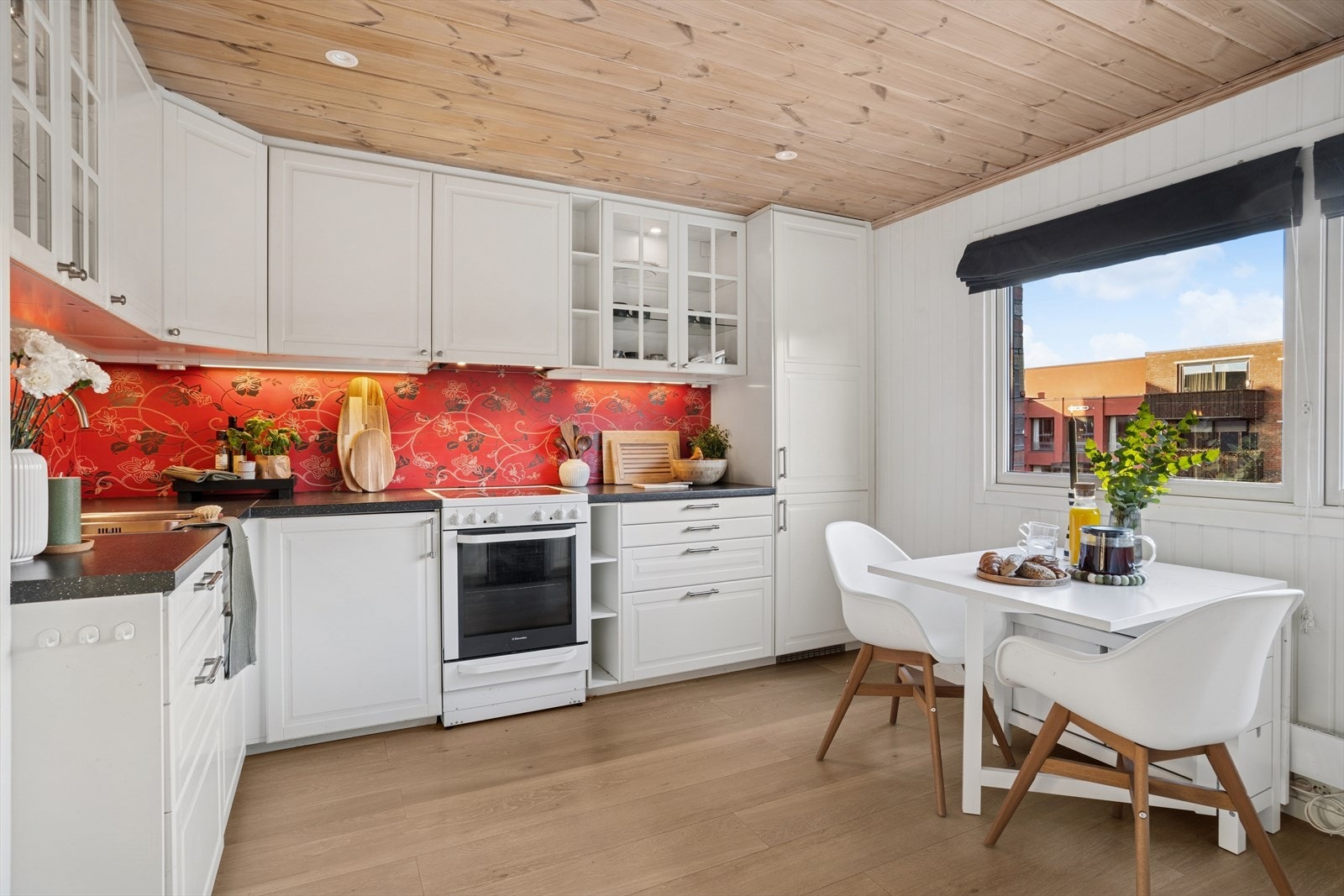 I tilknytting til kjøkken er det plass til spisebord hvor man nyte de daglige måltidene. Galleribilde